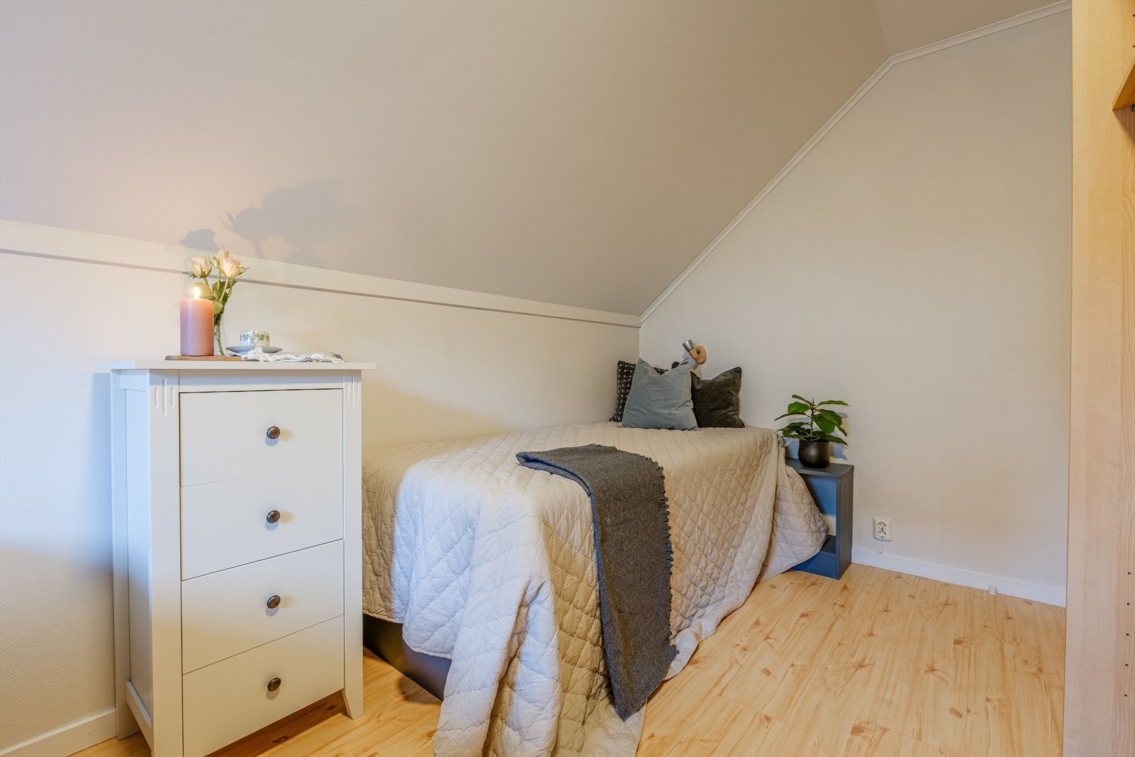 Soverom i 2.etasje i lyse farger Galleribilde