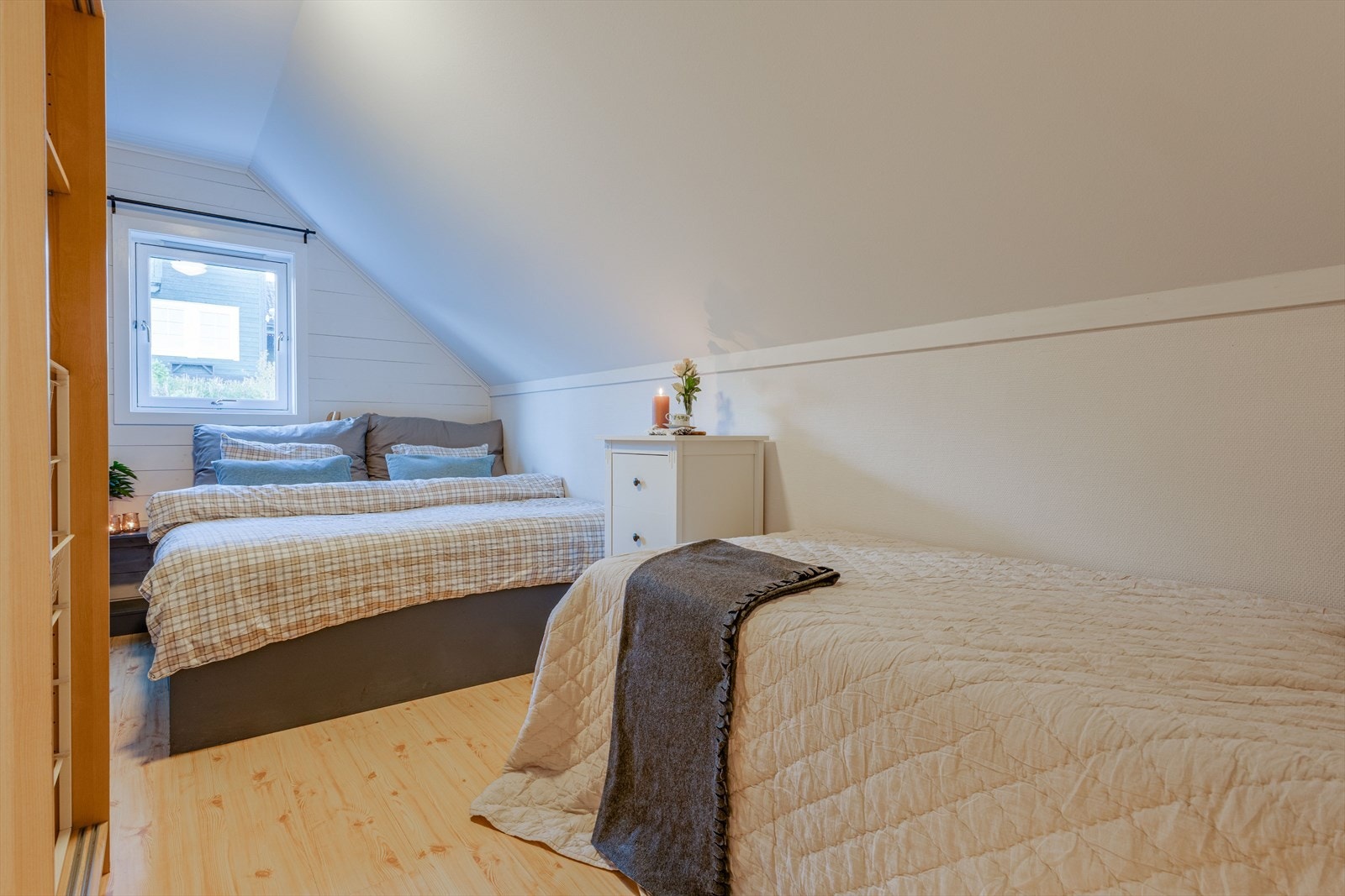 Lyst og pent soverom i 2.etasje Galleribilde