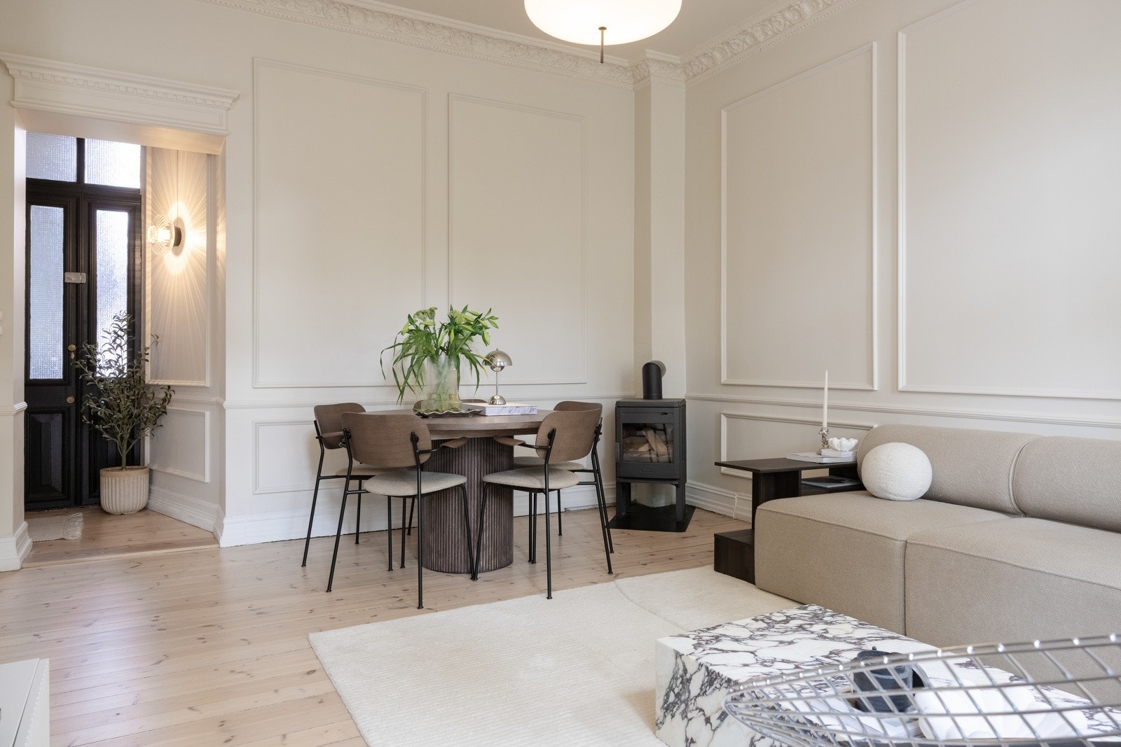 Stuen er meget romslig, med god plass til et stort spisebord, perfekt for hyggelige sammenkomster. Galleribilde