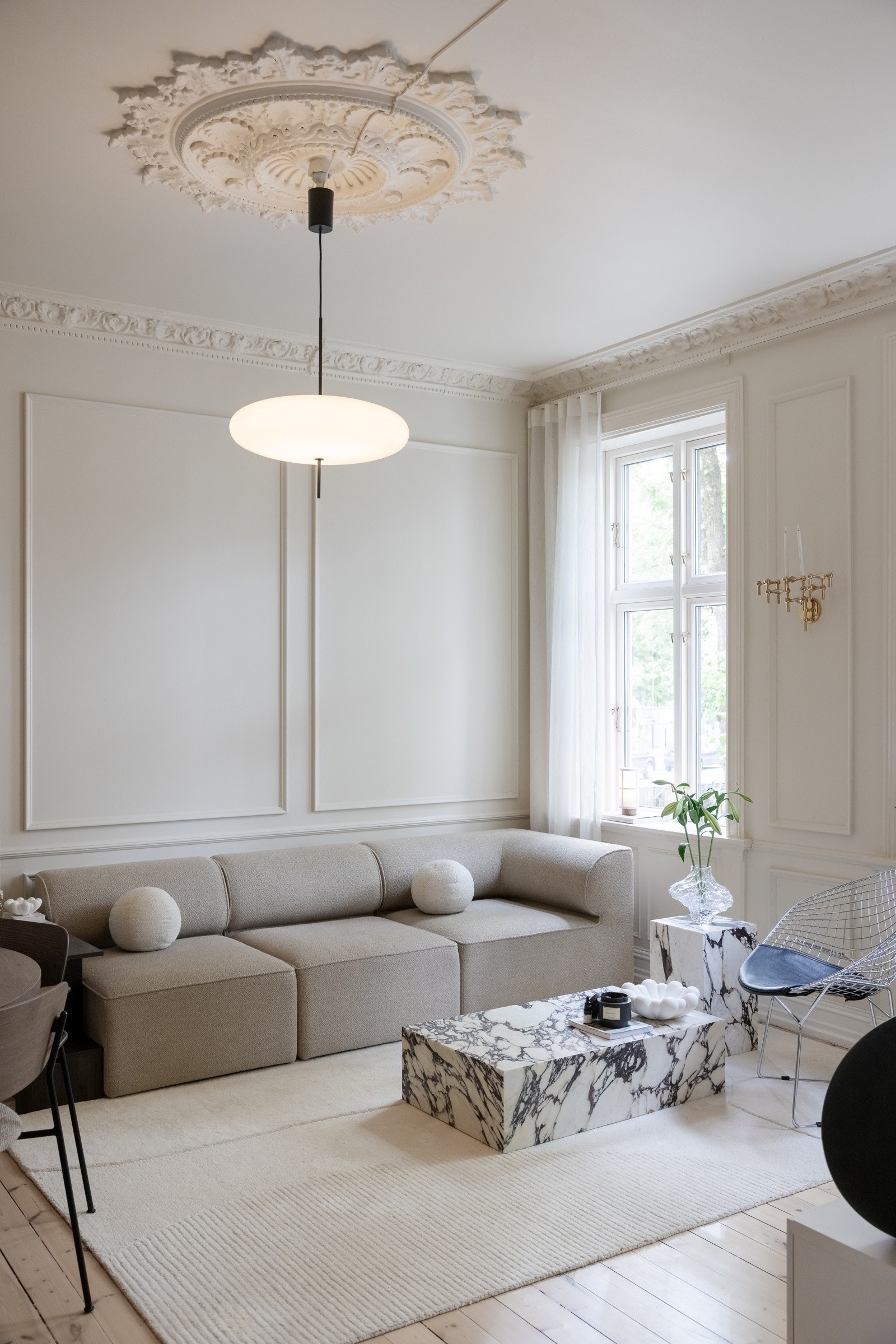 Klassiske detaljer som stukkatur, takrosett og brystpanel tilfører en elegant og tidløs karakter som løfter helhetsinntrykket. Galleribilde