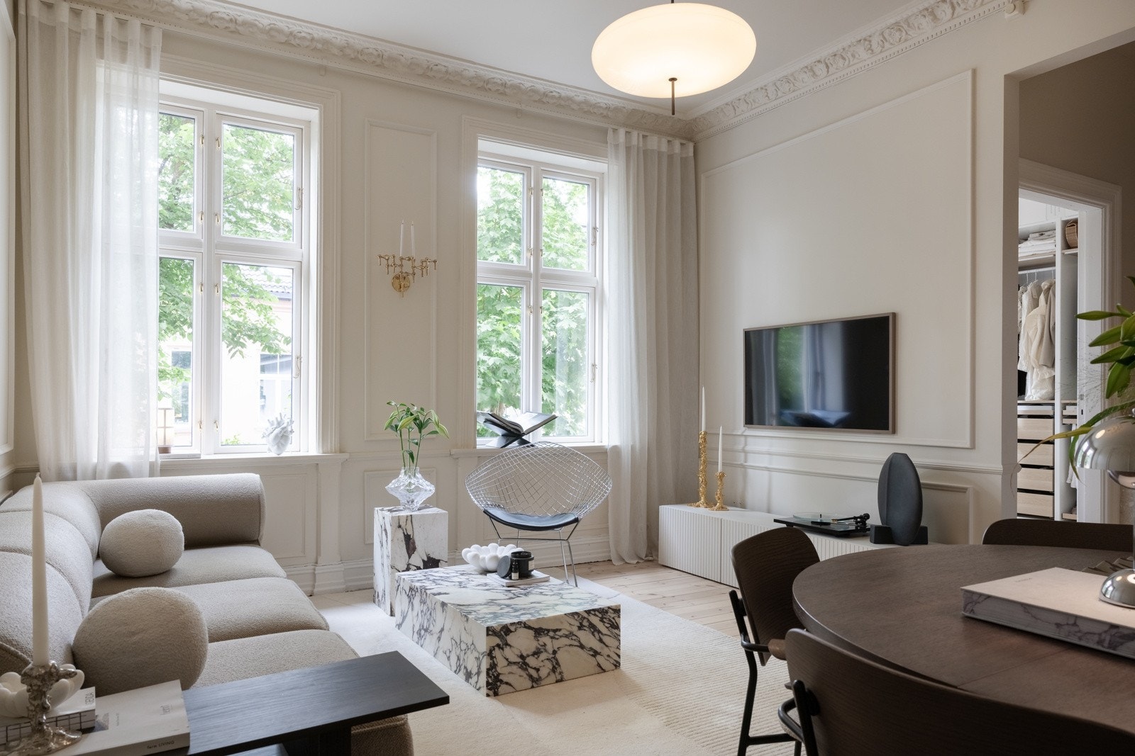 Store vindusflater slipper inn rikelig med naturlig lys, og kombinert med god takhøyde oppleves rommet som svært luftig og romslig. Galleribilde