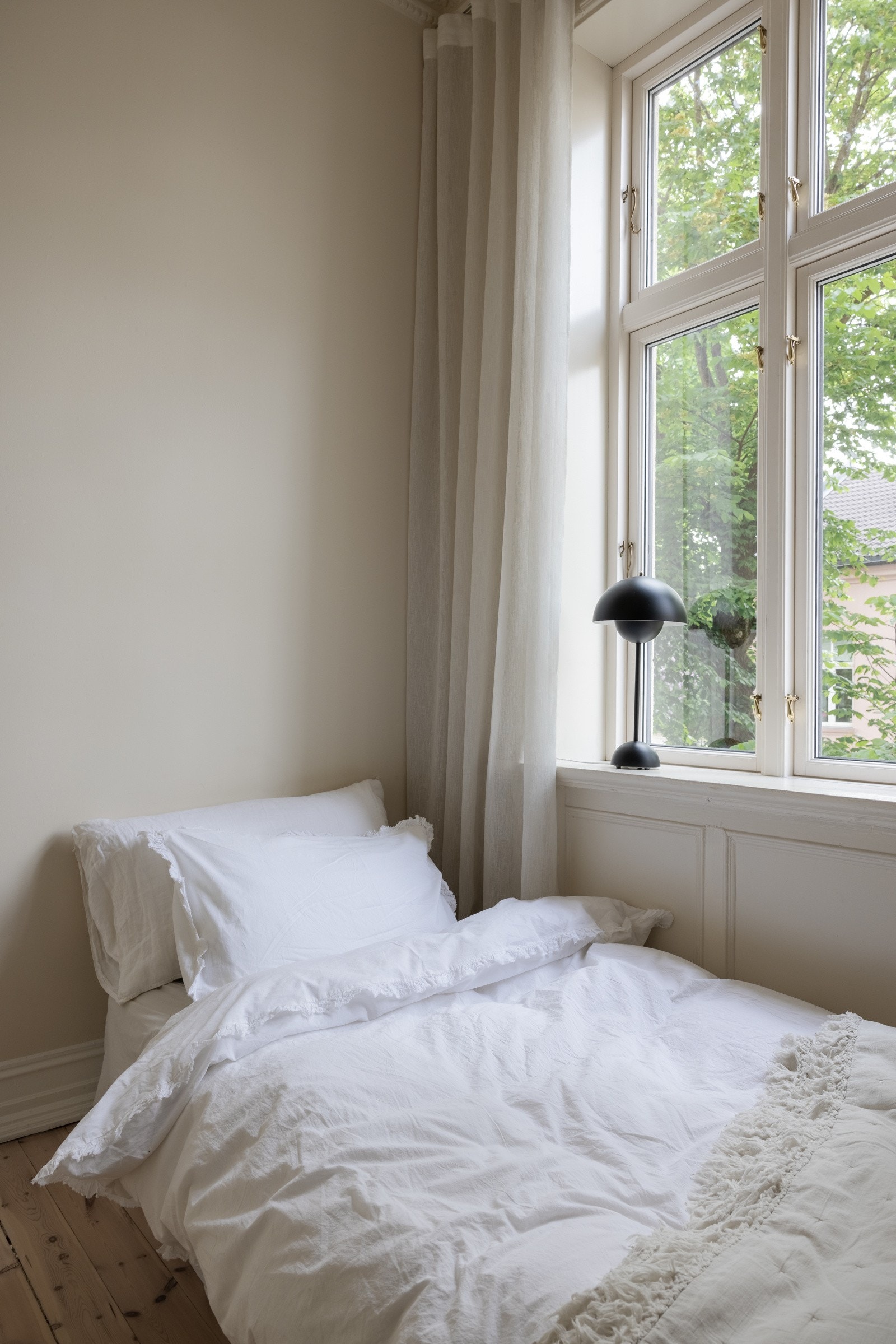 Stort vindu sørger for rikelig med naturlig lys, som gir en lys og luftig atmosfære. Galleribilde