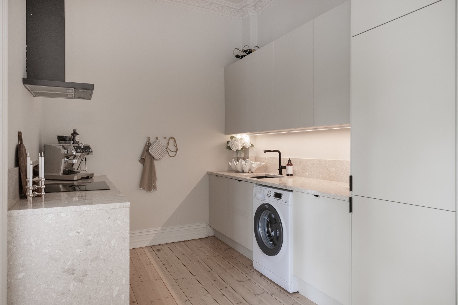 Moderne og delikat kjøkken med stilrene, glatte fronter og oppgradert i 2022. Galleribilde