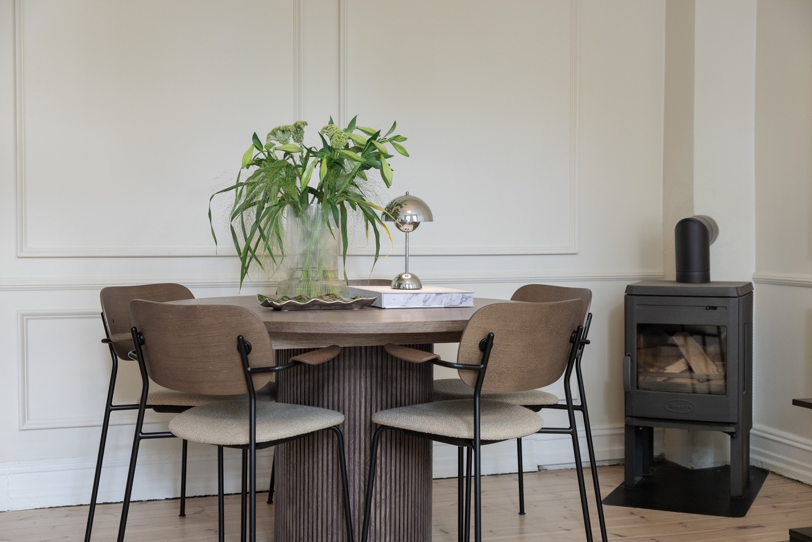 Innbydende peisovnen skaper en varm og stemningsfull hygge i rommet. Galleribilde