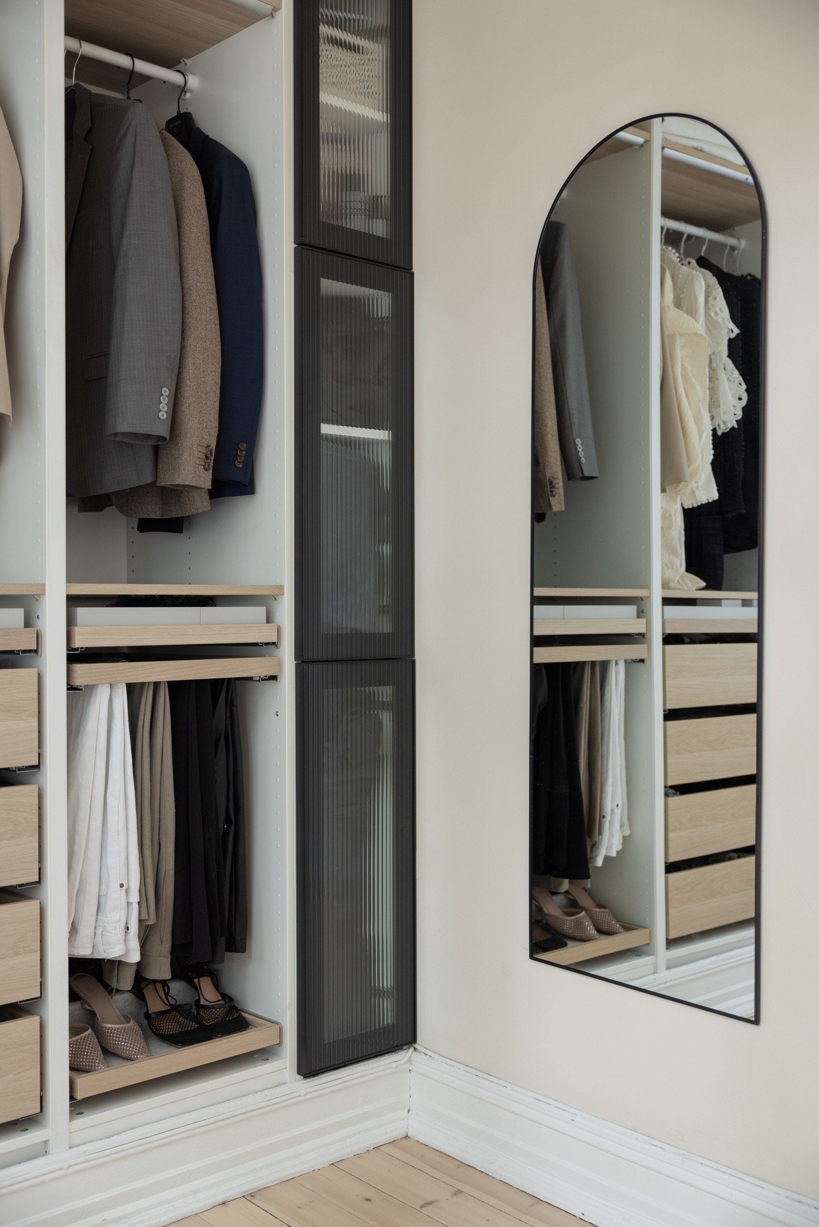 Praktiske og innbydende garderobeløsninger gir gode oppbevaringsmuligheter. Galleribilde