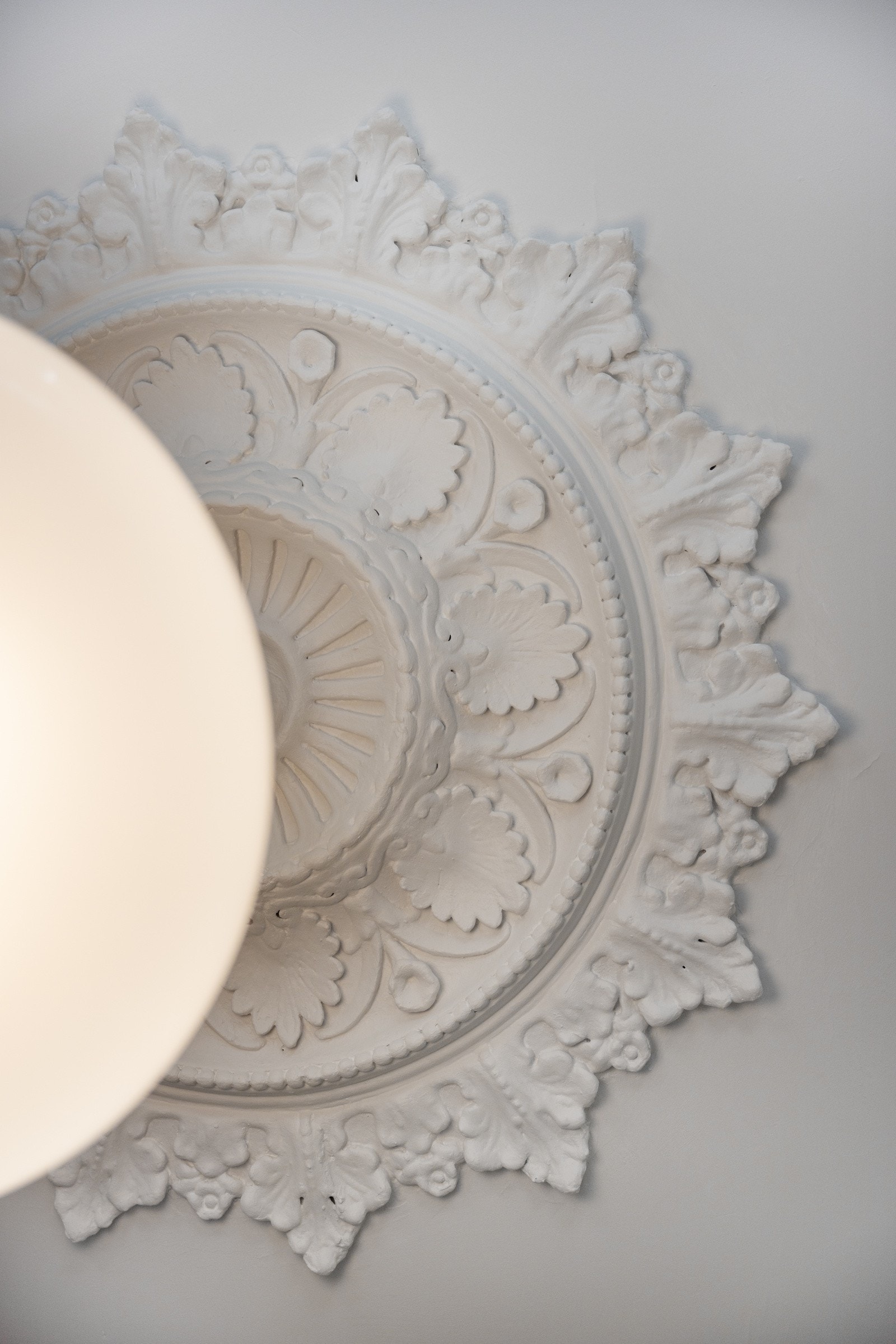 Elegant takrosett som tilfører rommet et klassisk preg. Galleribilde