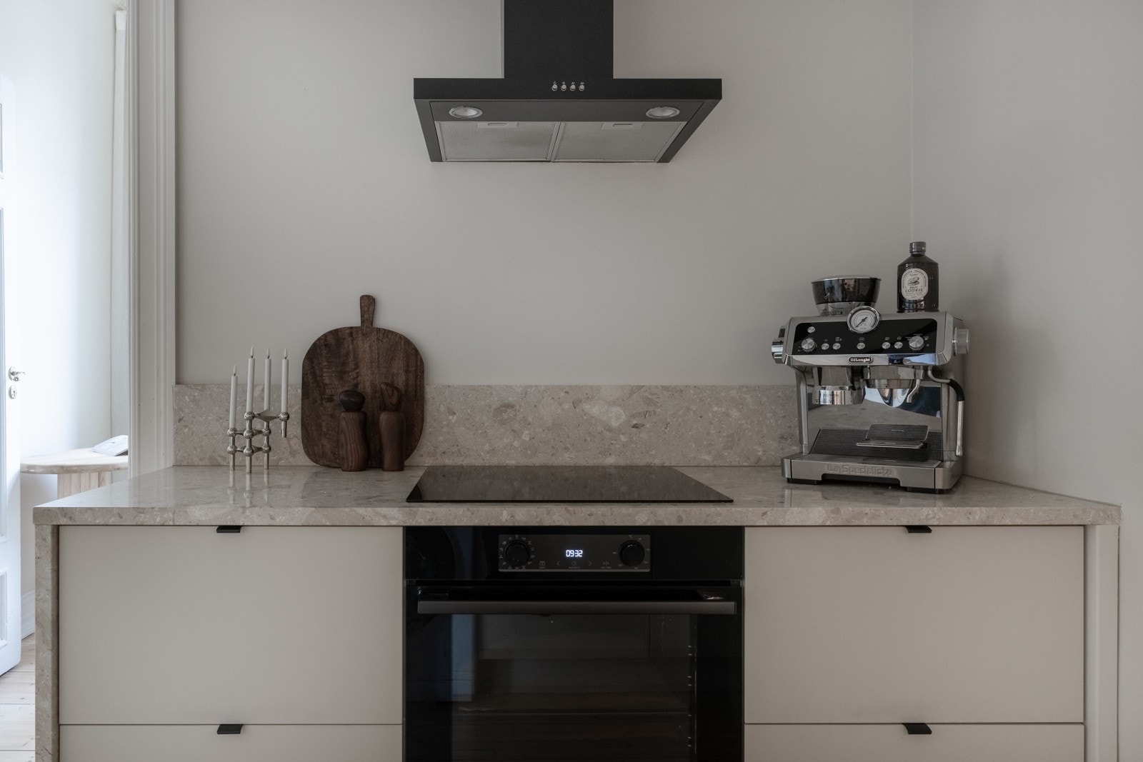 Benkeplaten er i elegant terrazzo med underlimt kum i komposittmateriale, som gir et moderne uttrykk. Galleribilde