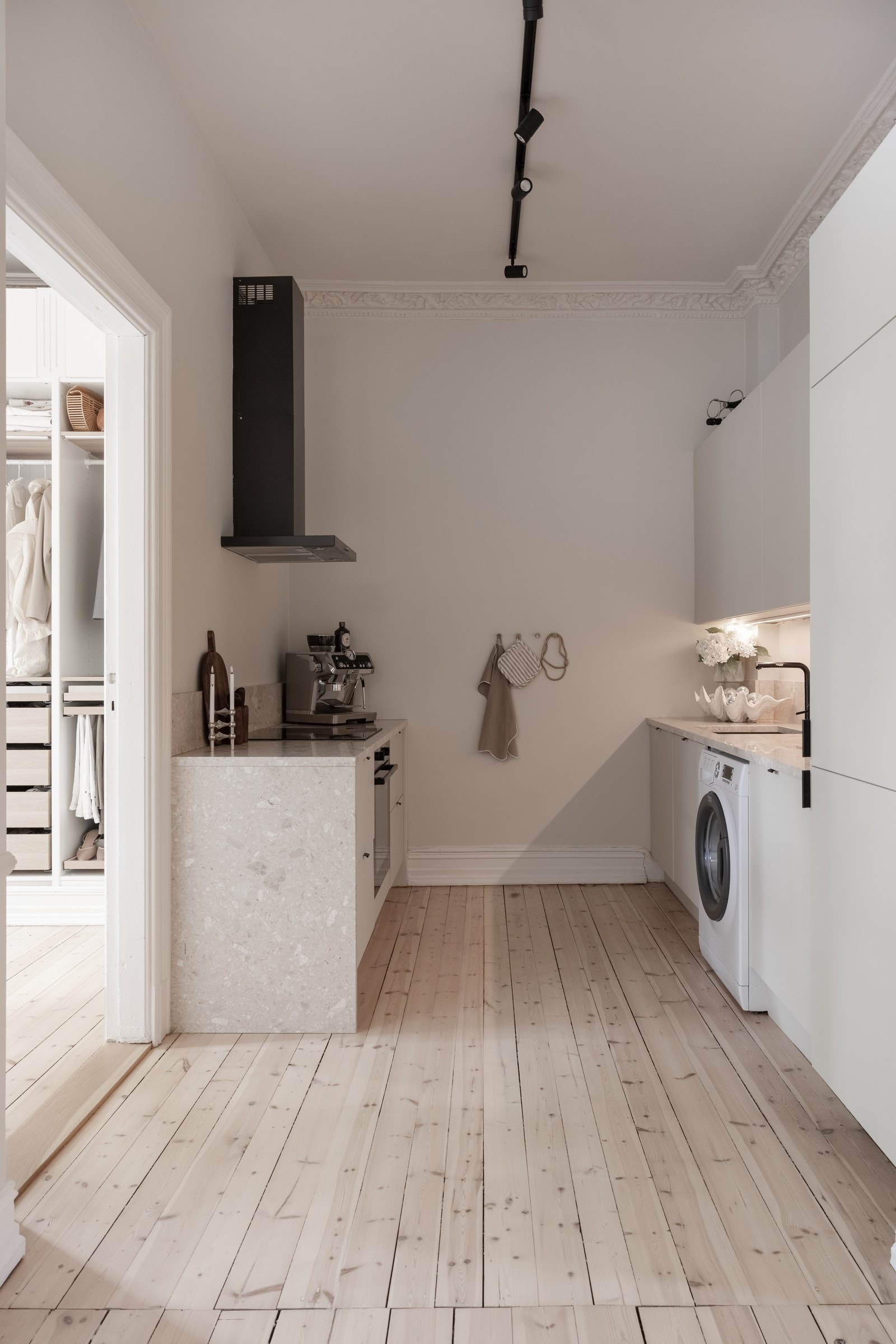 Stuen har en åpen løsning mot kjøkkenet, noe som bidrar til en sosial og innbydende atmosfære med god romfølelse. Galleribilde