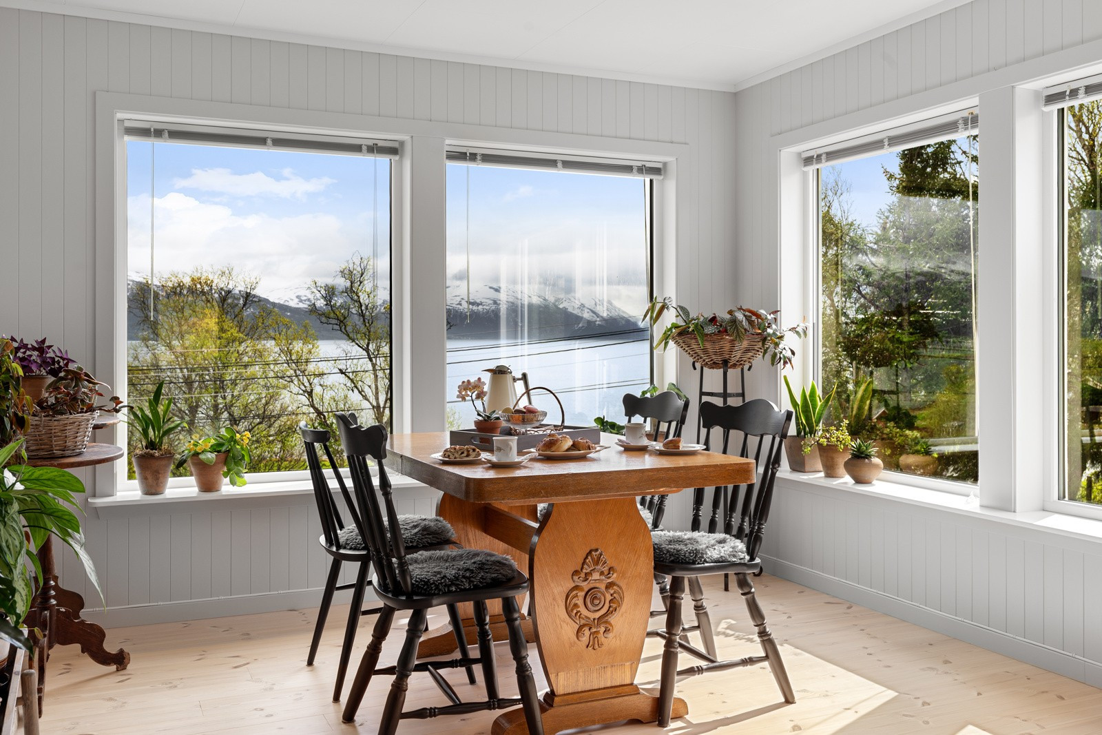 God plass til et langbord.