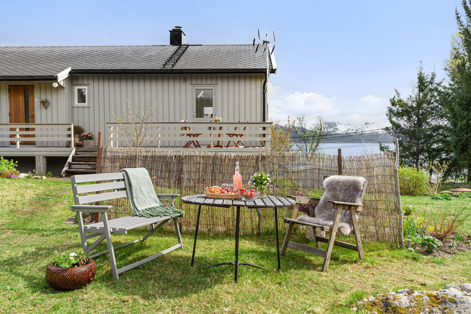Eiendommen har flotte utearealer med masse muligheter!