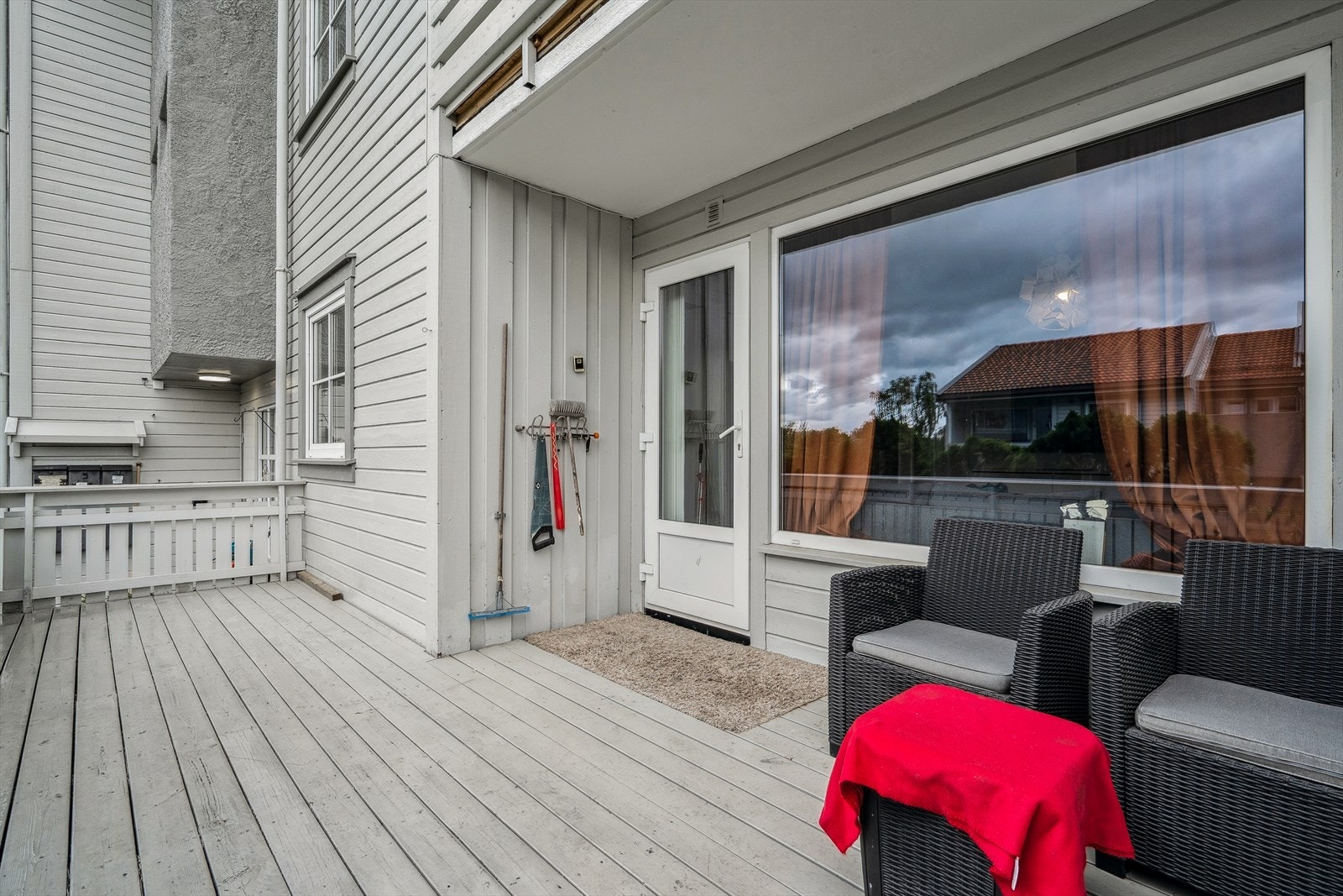 Terrasse utenfor stuen med rikelig plass til hagemøbler. Galleribilde