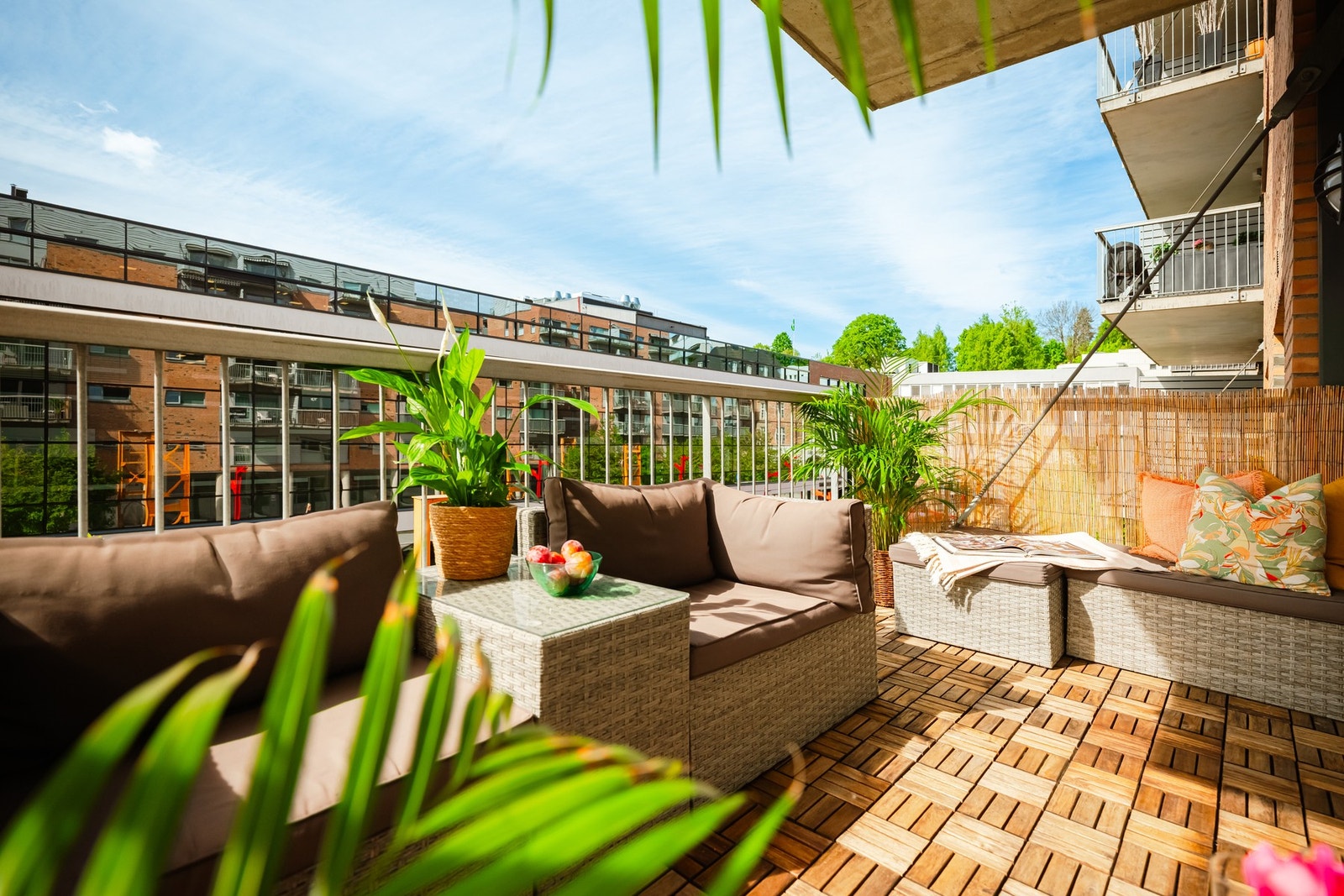 Her får du gleden av en flott balkong på 8 kvm, med sol fra ca. klokken 14.00-20.30 på sommeren, samt felles takterrasse. Galleribilde