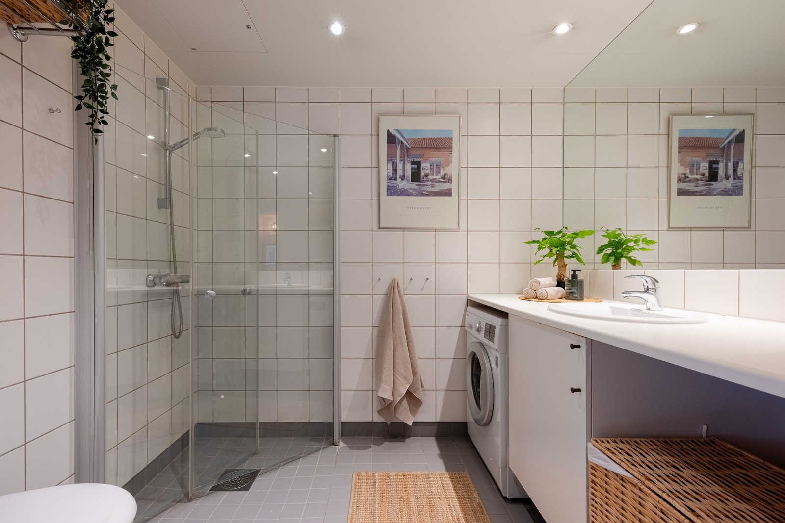 Innredningen består av servant, et stort speil og dusjhjørne med svingbare dører som frigør plass på gulvet. Galleribilde