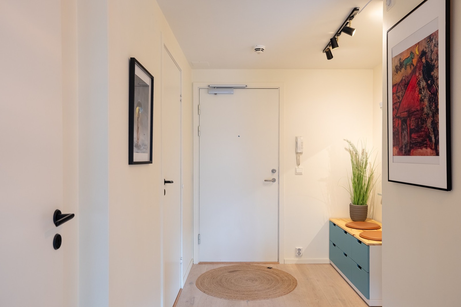 Dørcalling montert ved inngangsdøren. Av ekstern lagring medfølger en bod i underetasje på 5 kvm. Galleribilde