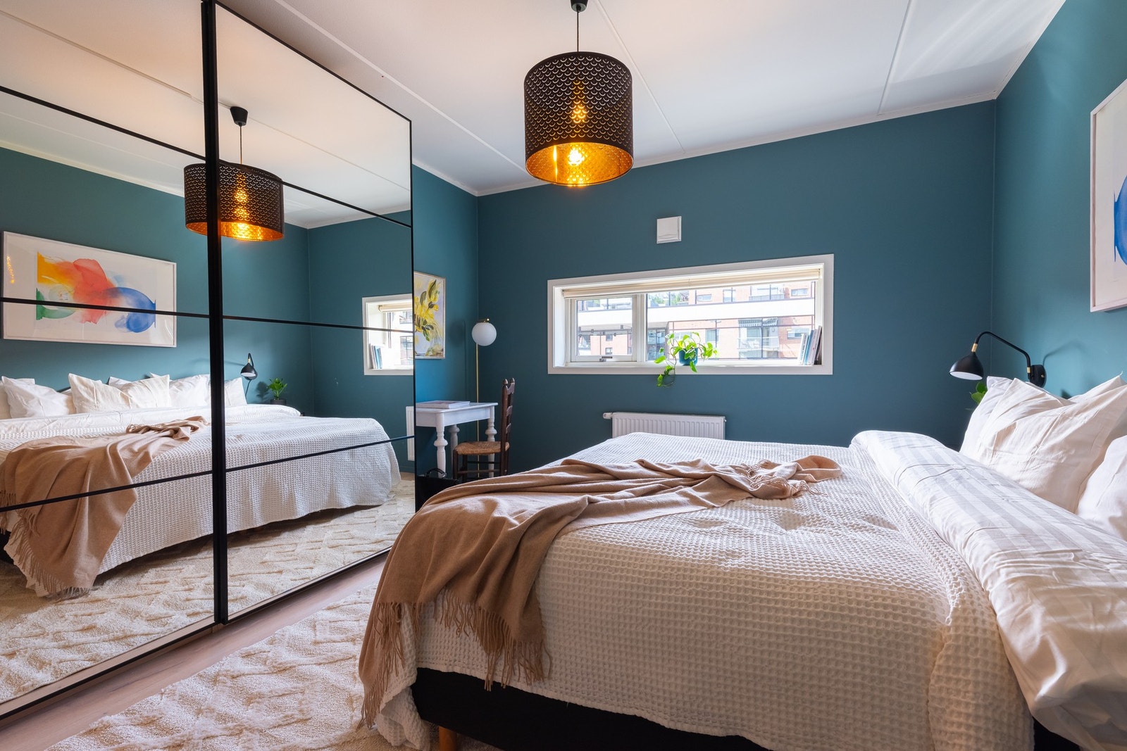 Stort garderobeskap med speilfronter gir godt med oppbevaring og blir stående. Galleribilde