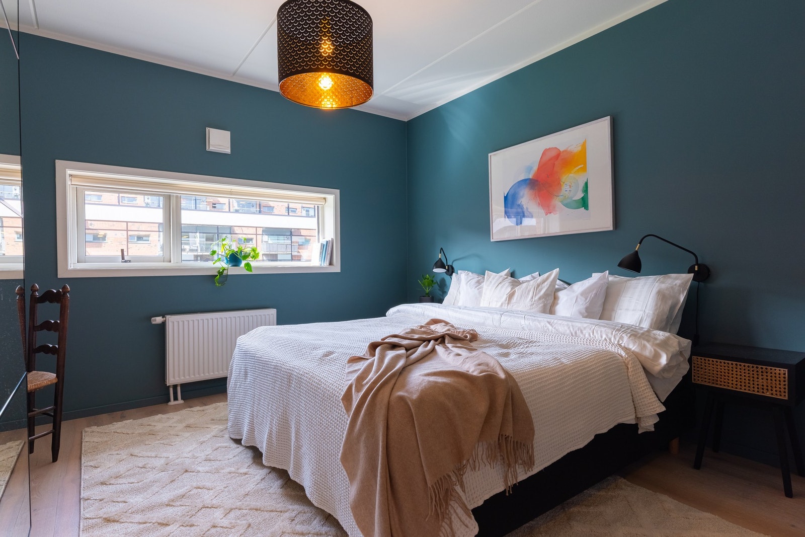 Boligens soverom er av god størrelse og har plass til dobbeltseng med tilhørende nattbord. Galleribilde