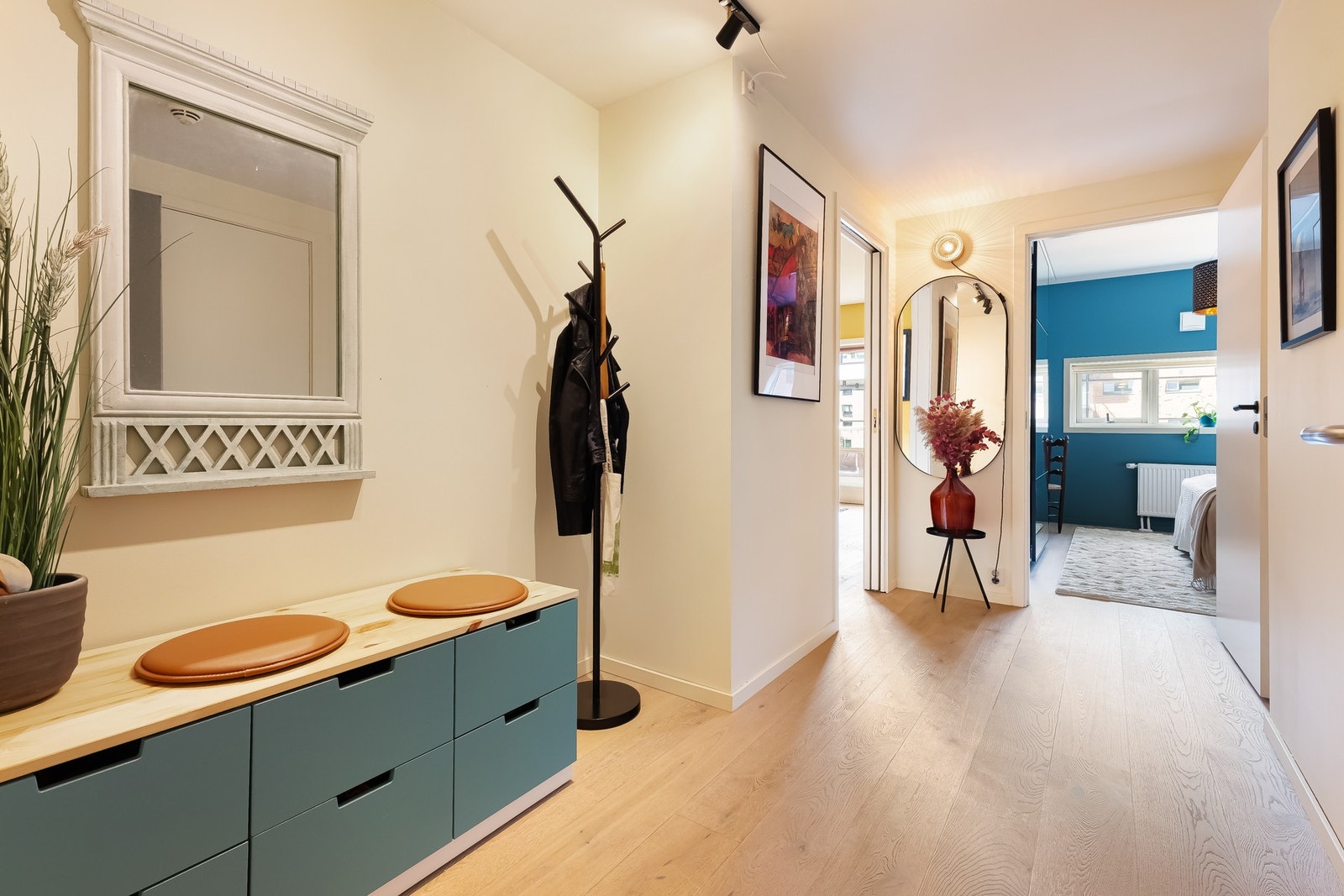 Entréen er innbydende med lysmalte overflater og parkett på gulv. Galleribilde