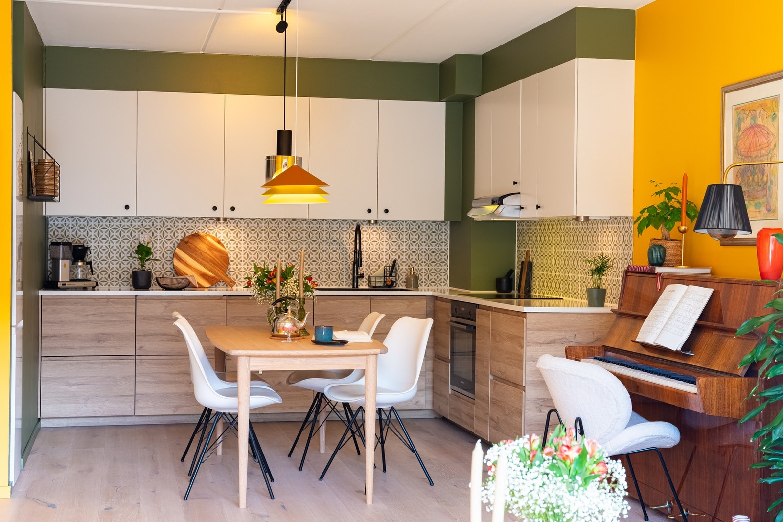 Kjøkkenet ligger i en åpen løsning mot stuen, men likevel tilbaketrukket i hjørnet av rommet. Galleribilde