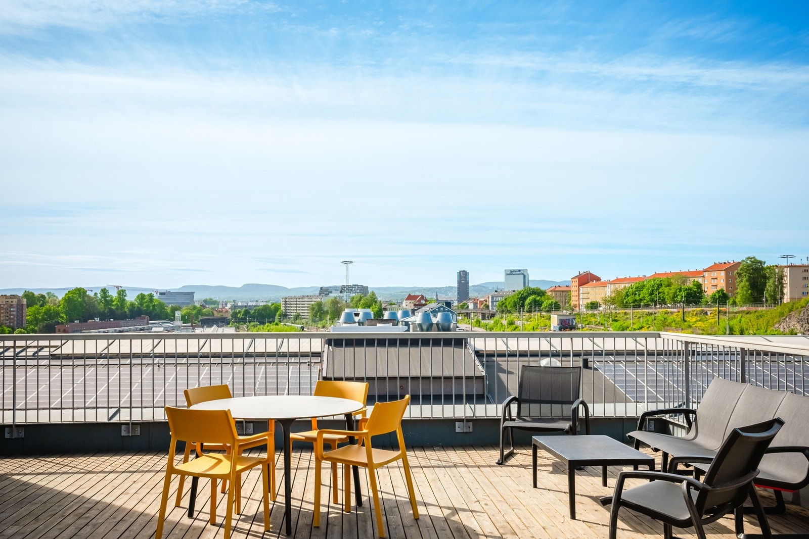 Til glede for beboerne er det også en flott takterrasse i samme bygg. Her er det flere sitteplasser som kan benyttes. Galleribilde