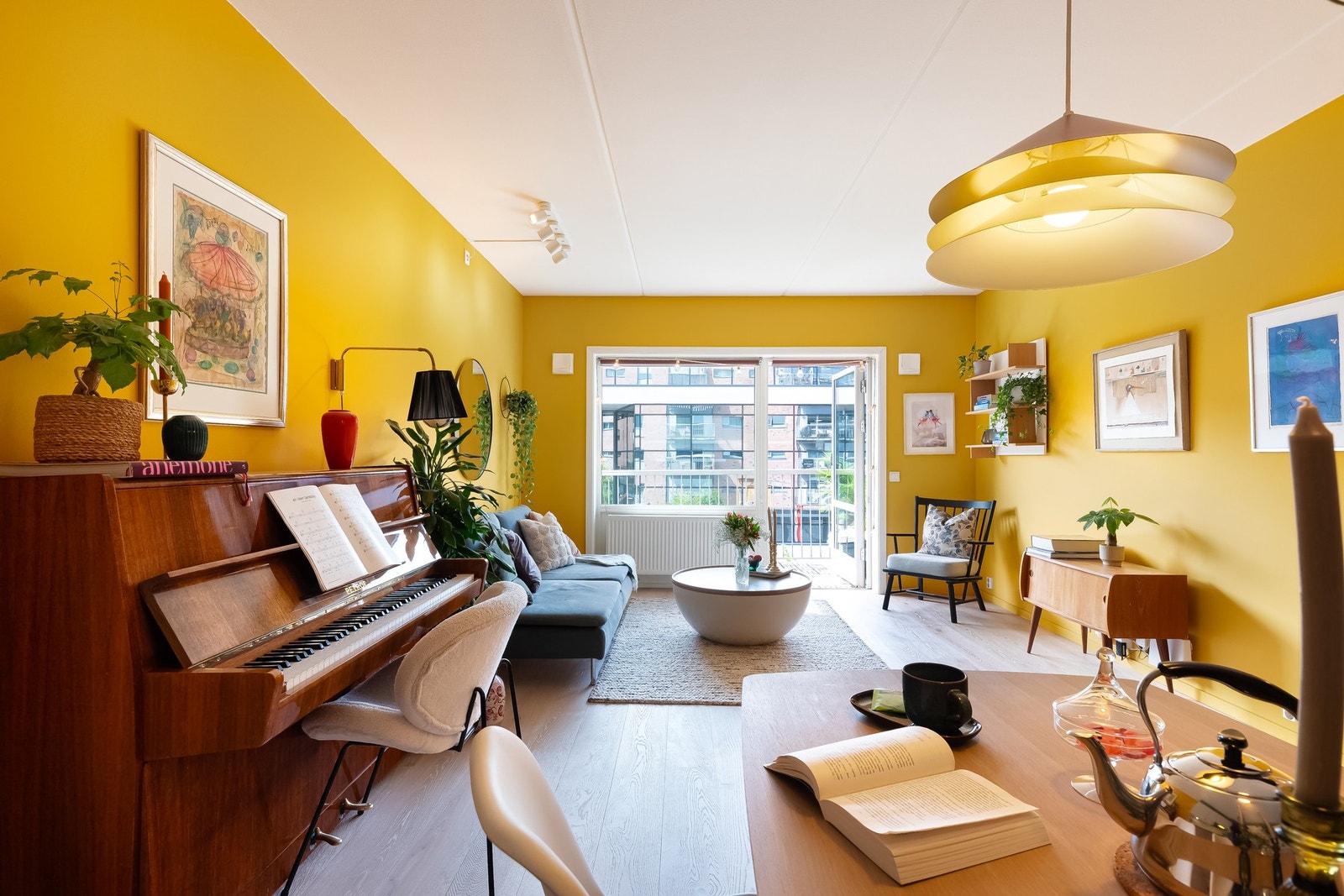 Her vil du legge merke til de store vindusflatene som strekker seg langs den ene veggen og som gir godt med naturlig lysinnslipp. Galleribilde