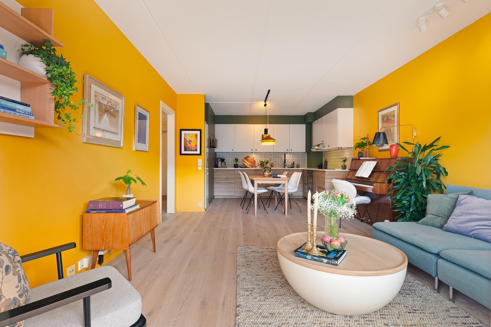 Rommets utforming gjør at det er god plass til hjørnesofa med tilhørende møblement, i tillegg til spisebordsgruppe. Galleribilde