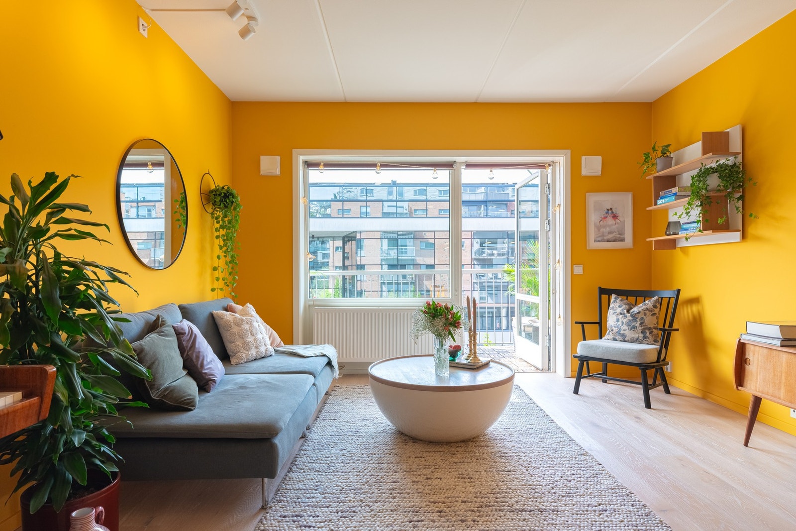 Boligen er holdt i moderne fargevalg og har parkett på gulv. Galleribilde