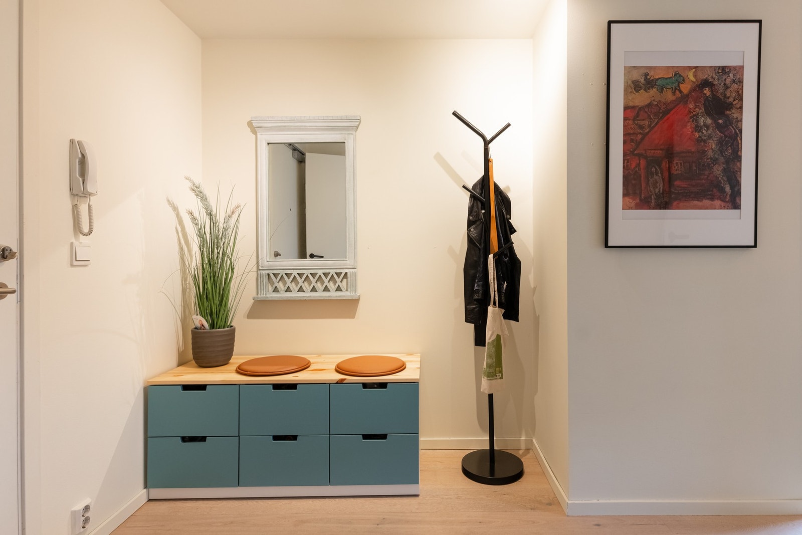 Her er det god plass til oppbevaringsmøblement, knaggrekke og speil mm. Galleribilde