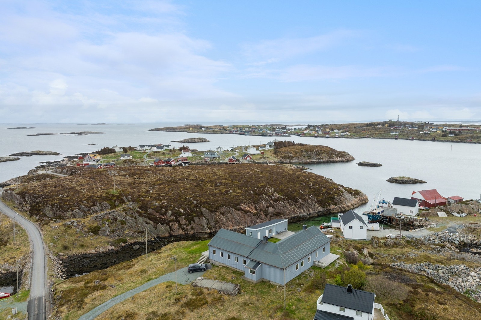 Her finner man barne- og ungdomsskole, idrettsanlegg, svømmehall, café, dagligvarebutikk m.m Galleribilde