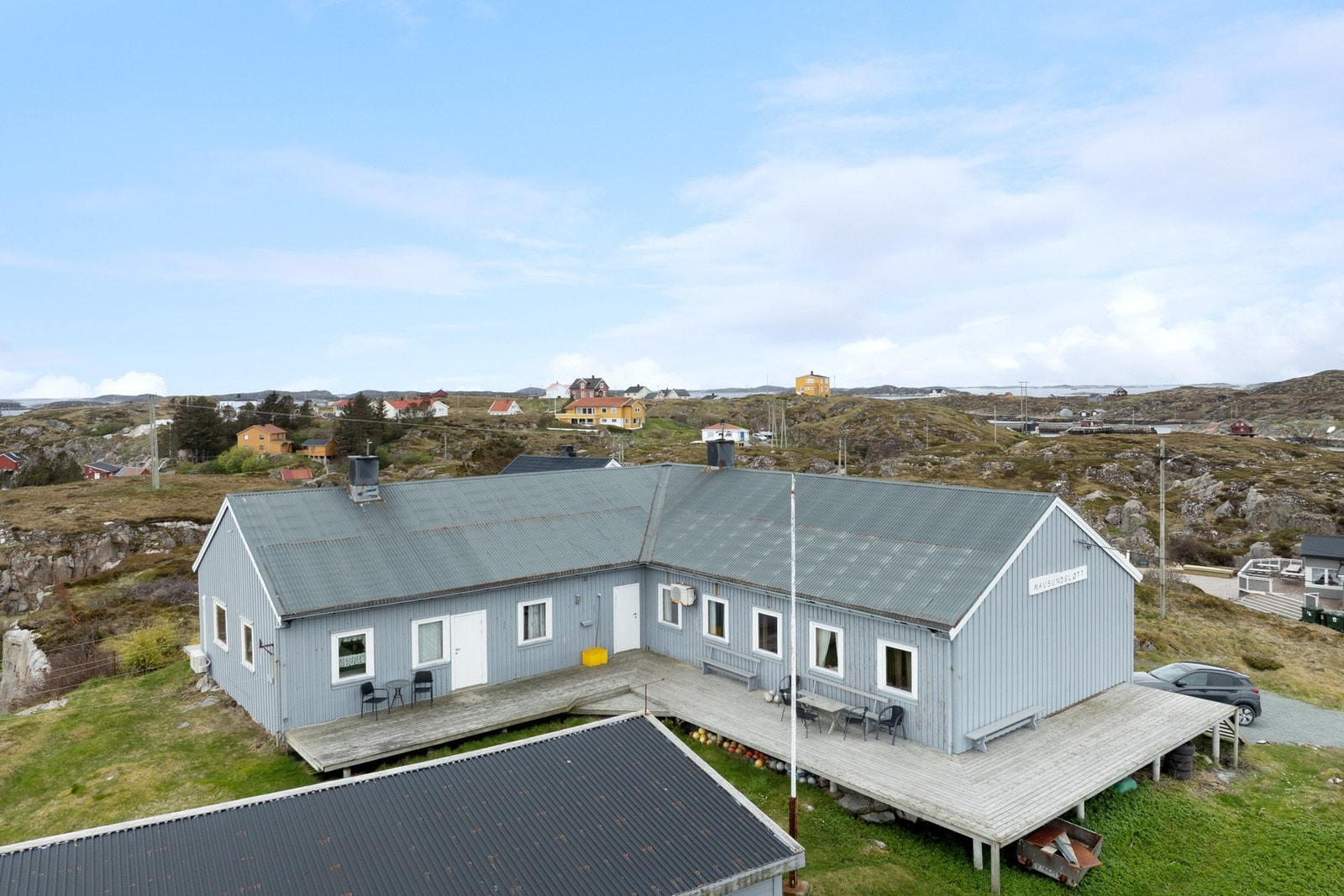 Mausund har ca. 200 fastboende, og ellers består øya av flere ferieboliger Galleribilde