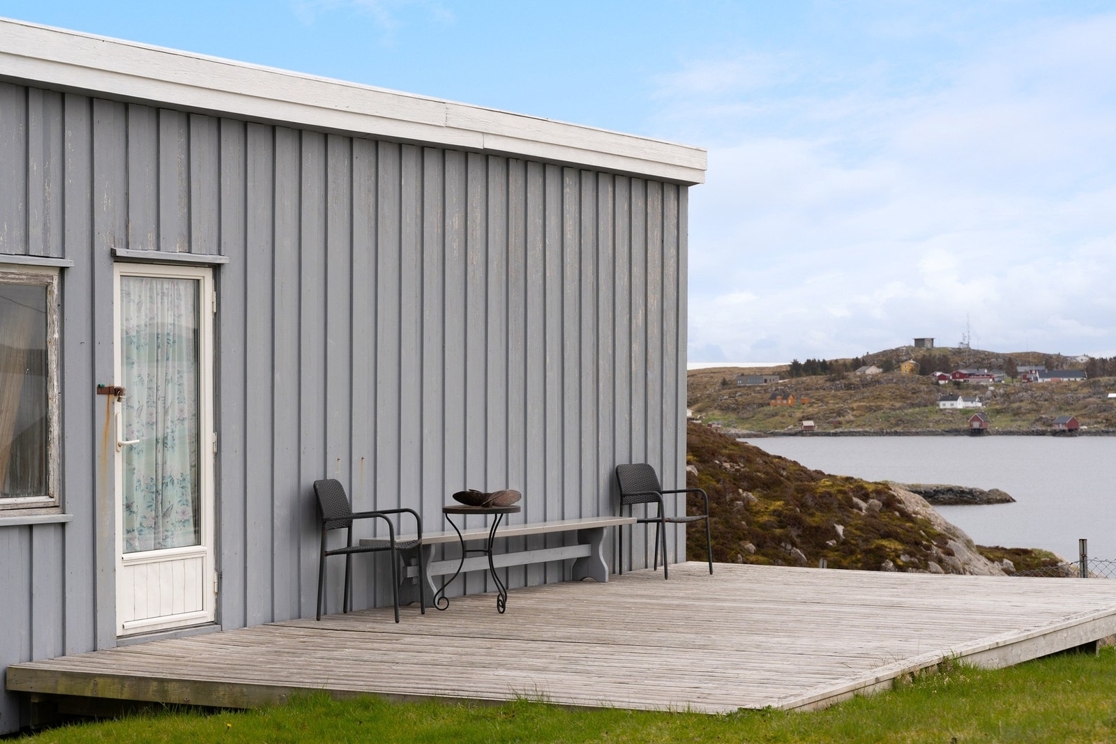 Det er flere terrasser/plattinger rundt boligen Galleribilde