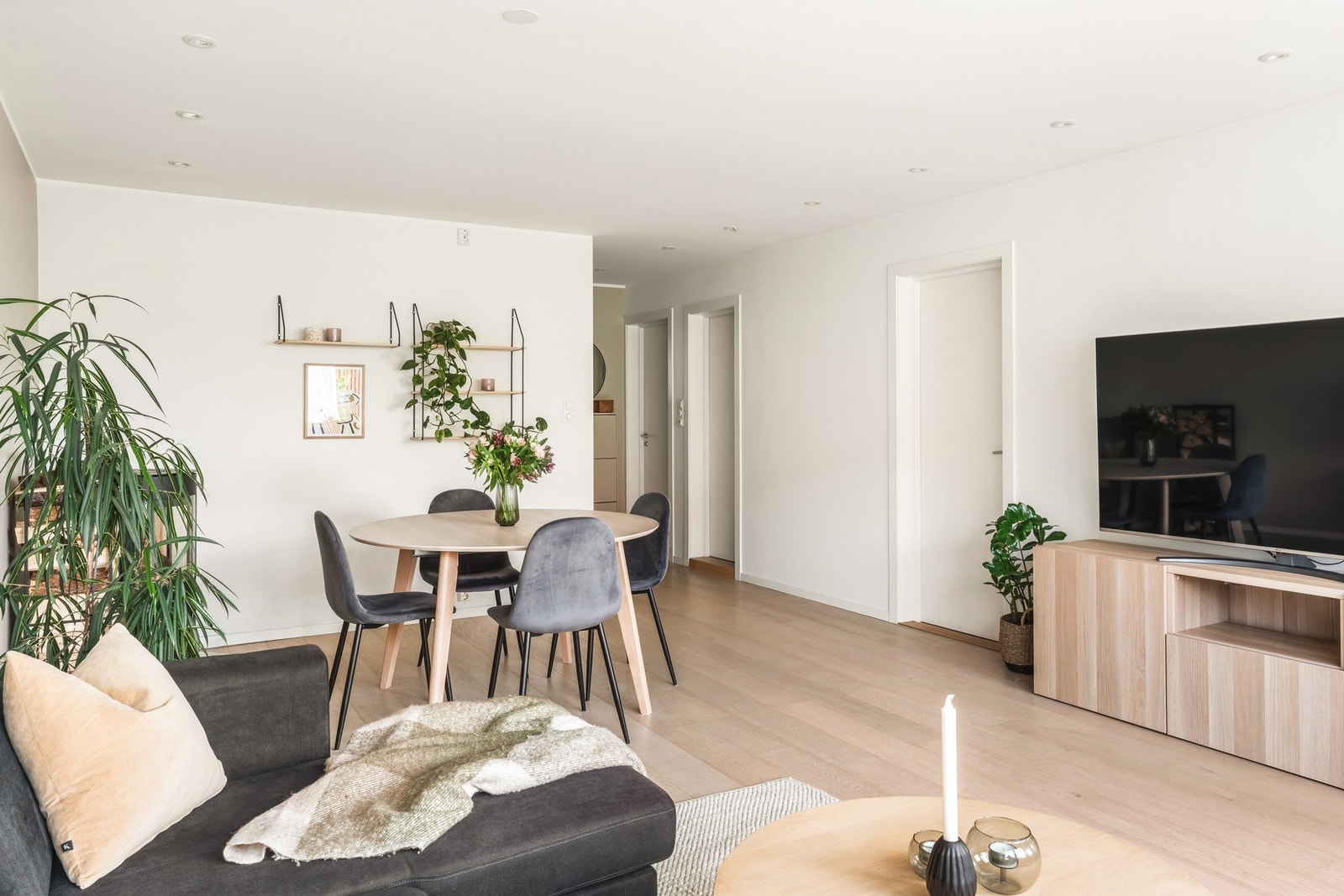 En koselig peis gir både varme og karakter til rommet - perfekt for kalde vinterkvelder. Galleribilde