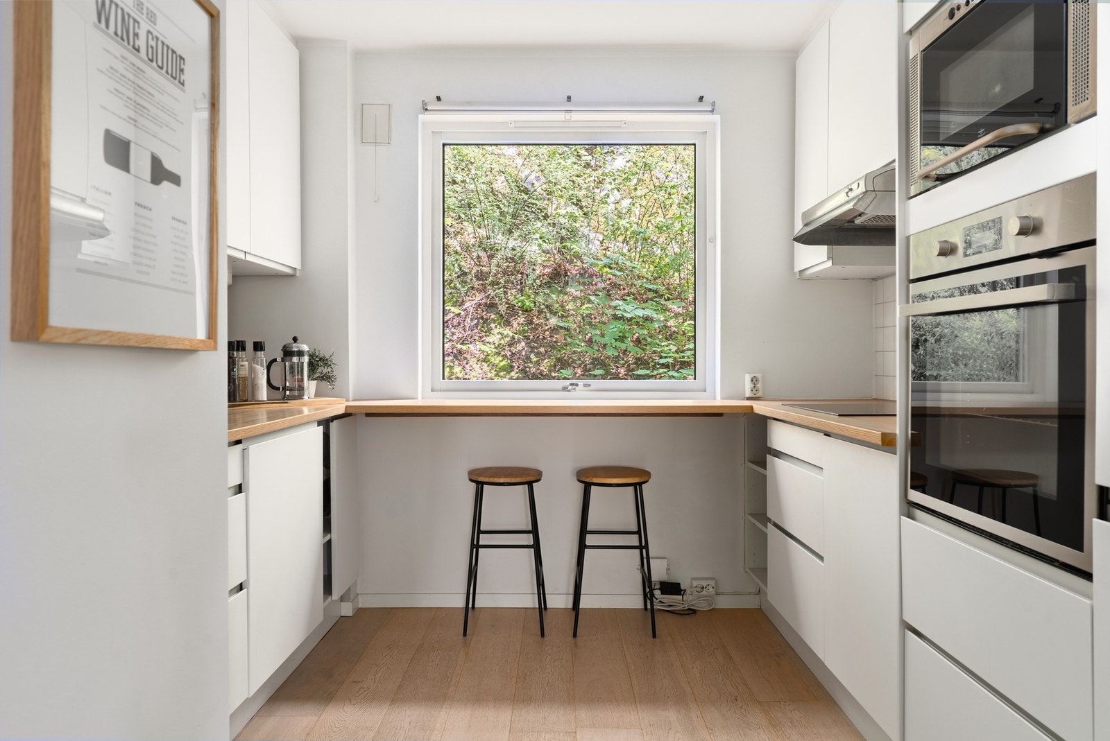 Praktisk barløsning med vinduet - det perfekte stedet og nyte en god frokost. Galleribilde