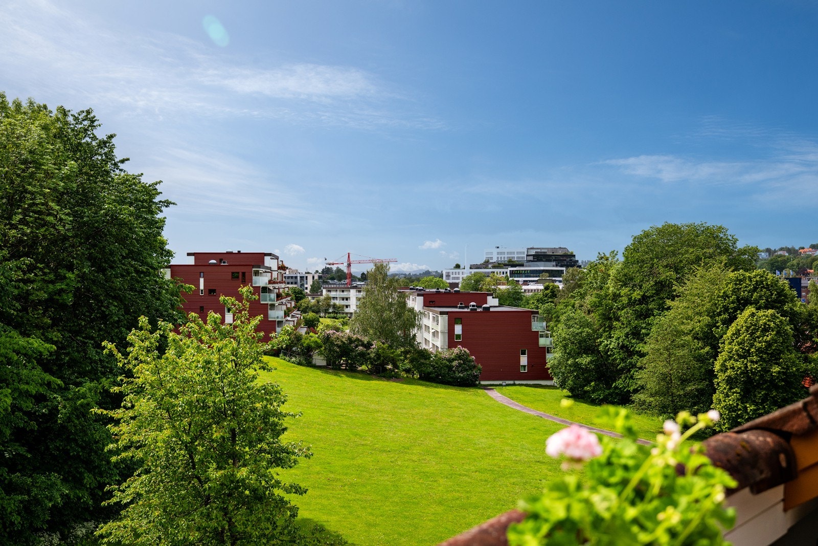 Leiligheten ligger helt i enden av borettslaget mot friareal, med flott utsyn og grønne omgivelser Galleribilde
