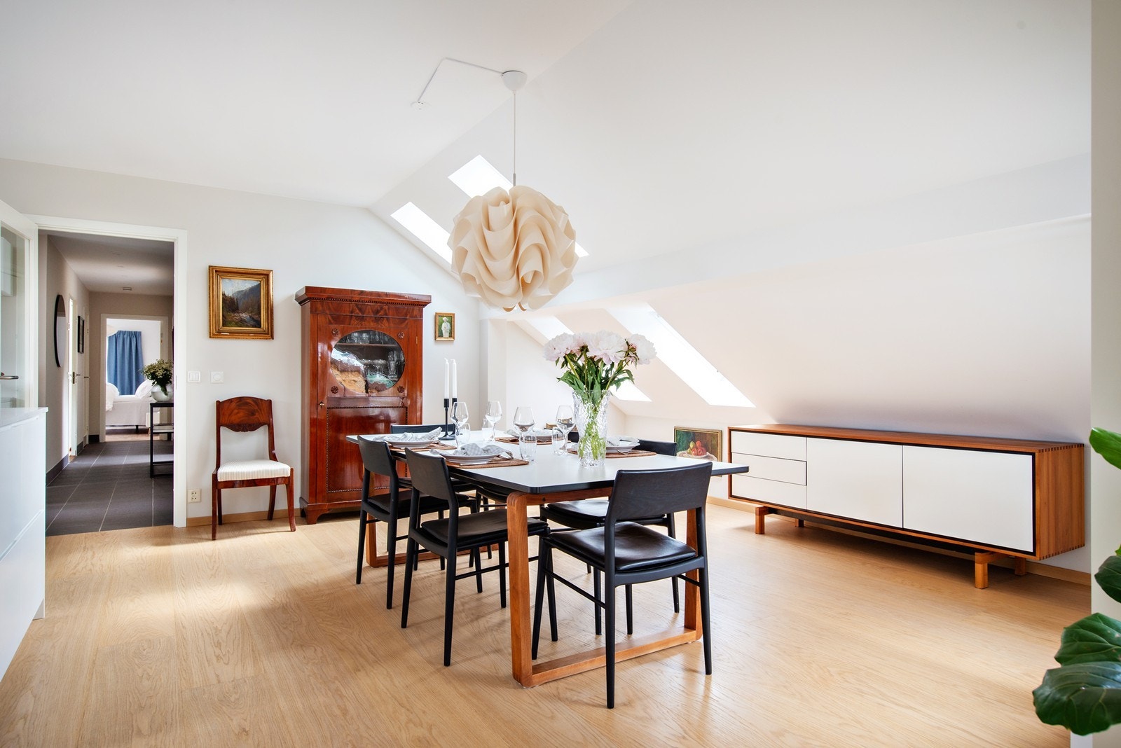 I spisestuen er det god plass for langbord, ideelt for både små og store selskaper Galleribilde