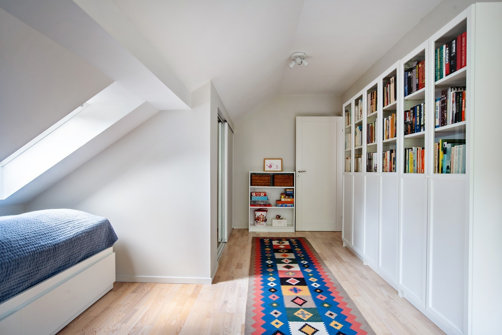 Fra soverommet er det adkomst til en praktisk garderobe via skyvedør Galleribilde