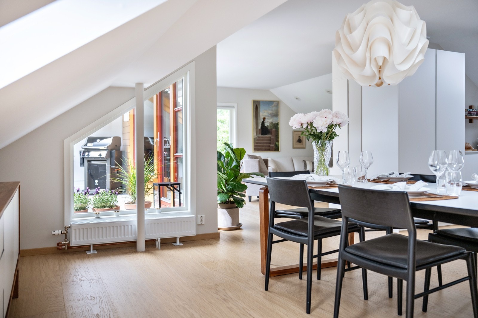 Leiligheten er gjennomgående og strekker seg over hele loftsplanet, med vinduer på fire sider Galleribilde