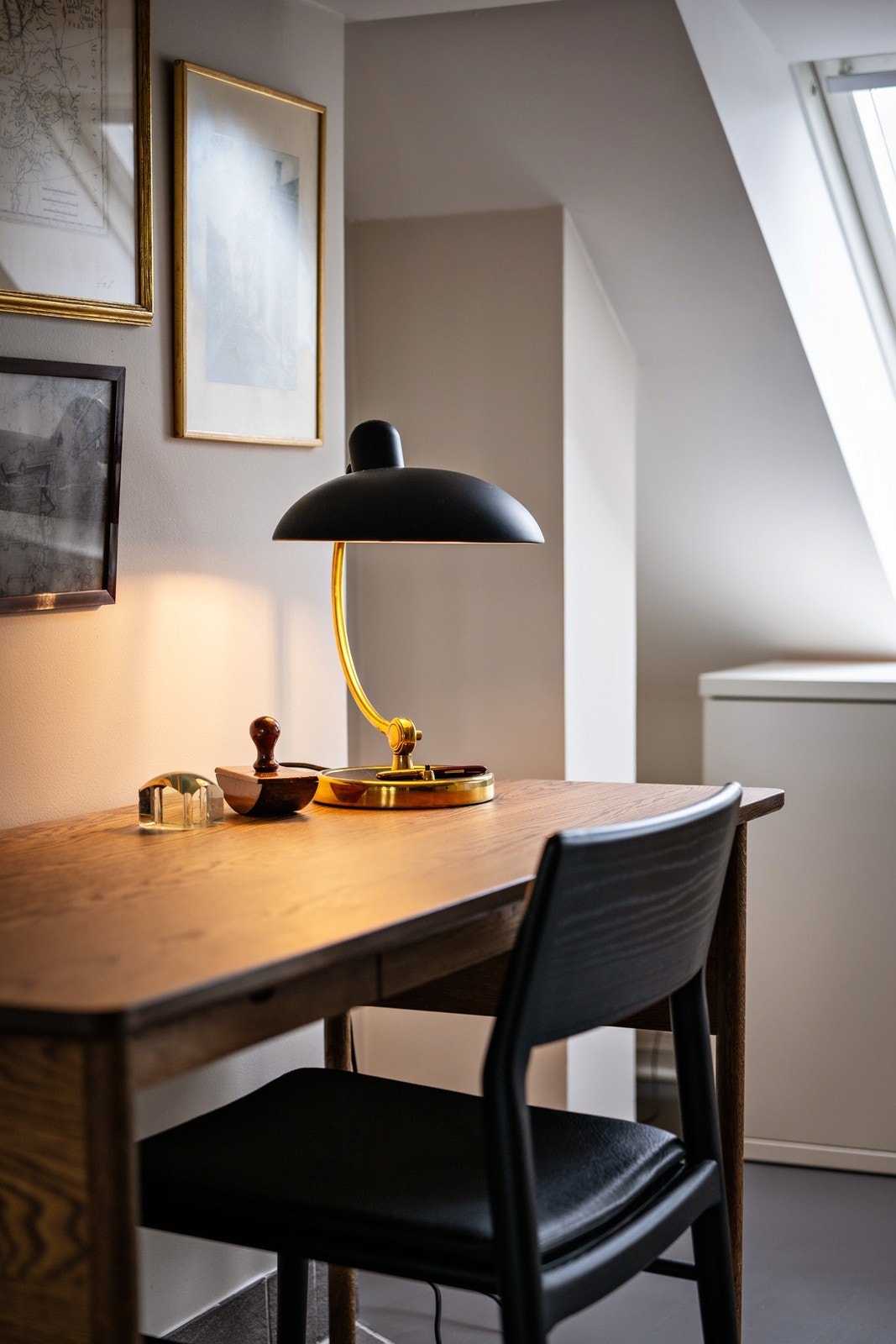 Entreen er romslig med plass for ekstra oppbevaringsmøblement, kontorpult og en liten sittegruppe Galleribilde