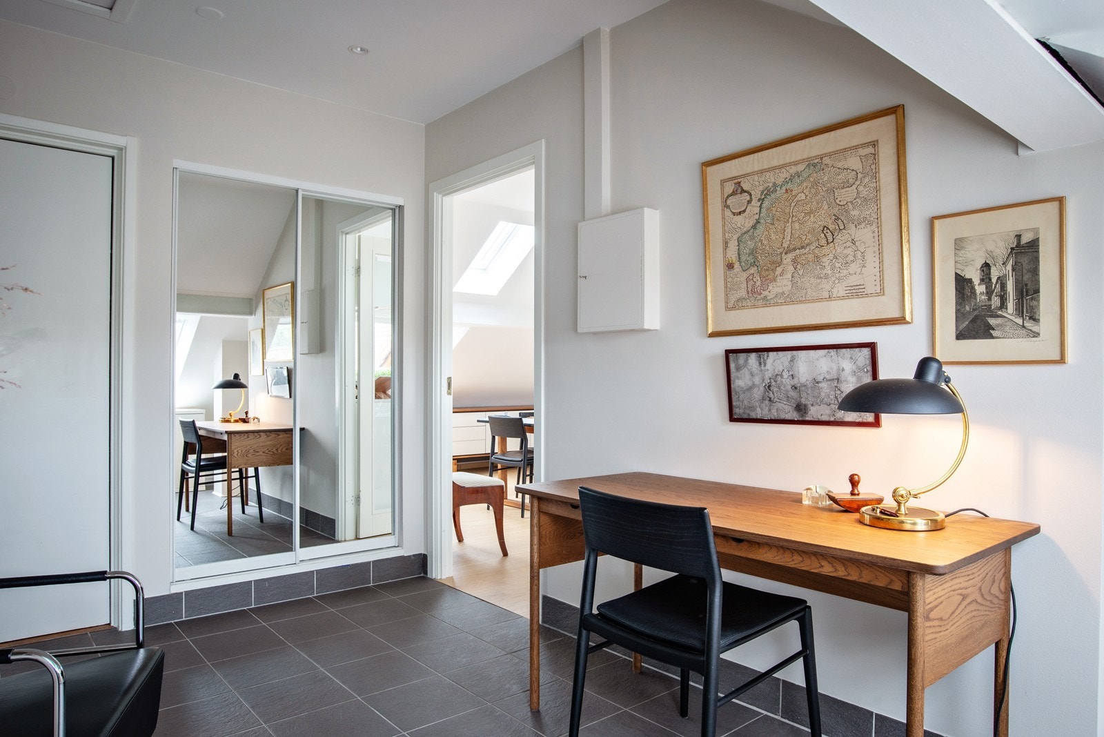 Oppbevaringsmuligheter i skyvedørsgarderobe med speilfronter. Det disponeres i tillegg en kjellerbod, matskap og et oppmerket område i felles bod Galleribilde