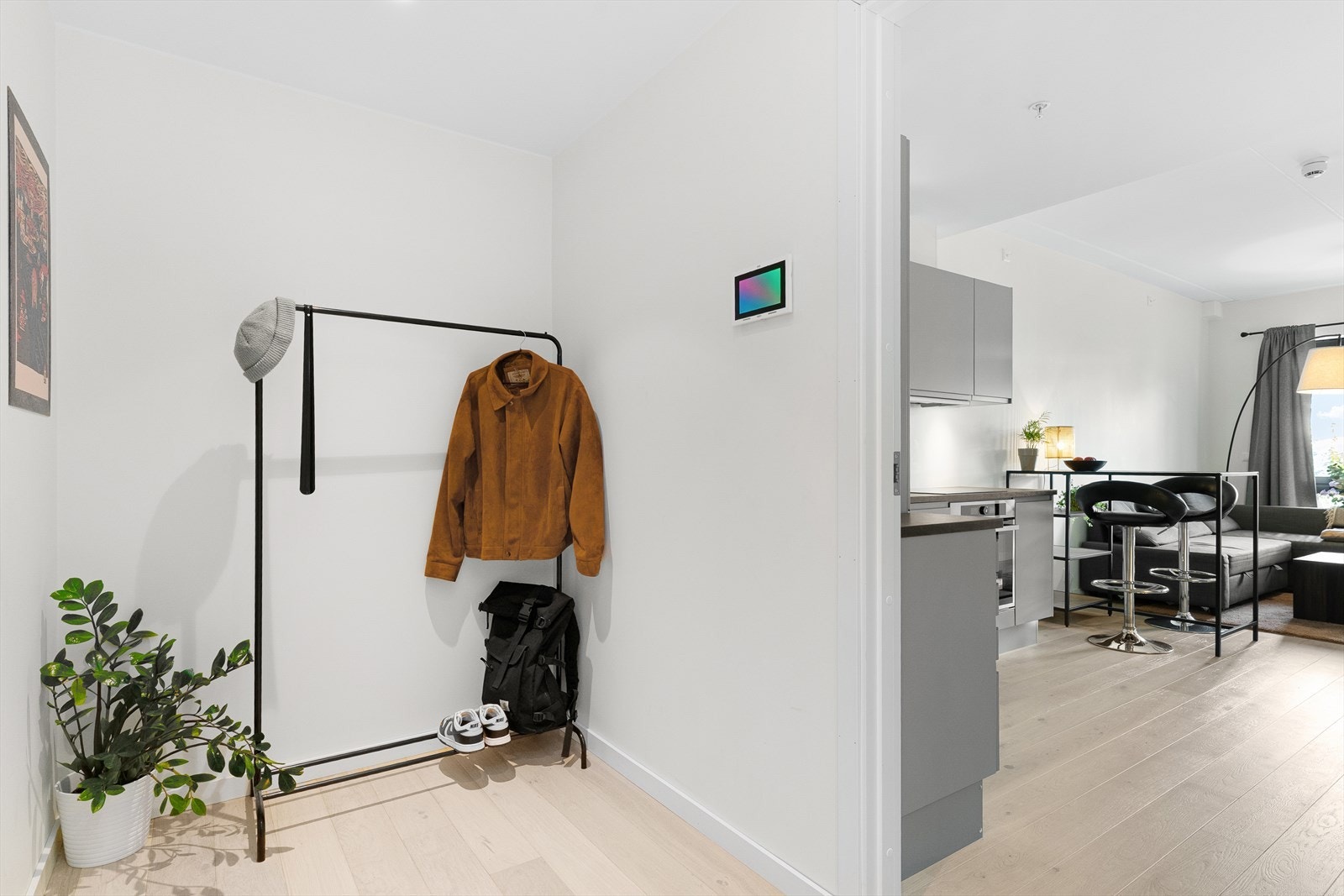 Leiligheten har gulv av 1-stavs eikeparkett, malte plater på vegger og i taket. Galleribilde