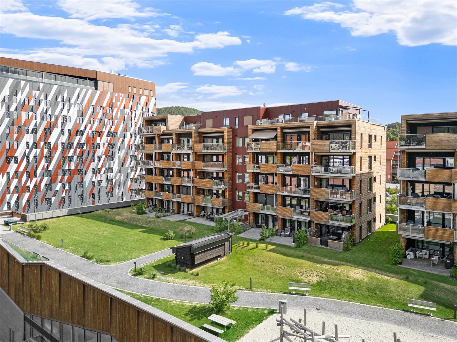 Sildetomta 6 har en meget attraktiv og sentral beliggenhet i Sølvparken, midt i Kongsberg sentrum. Galleribilde