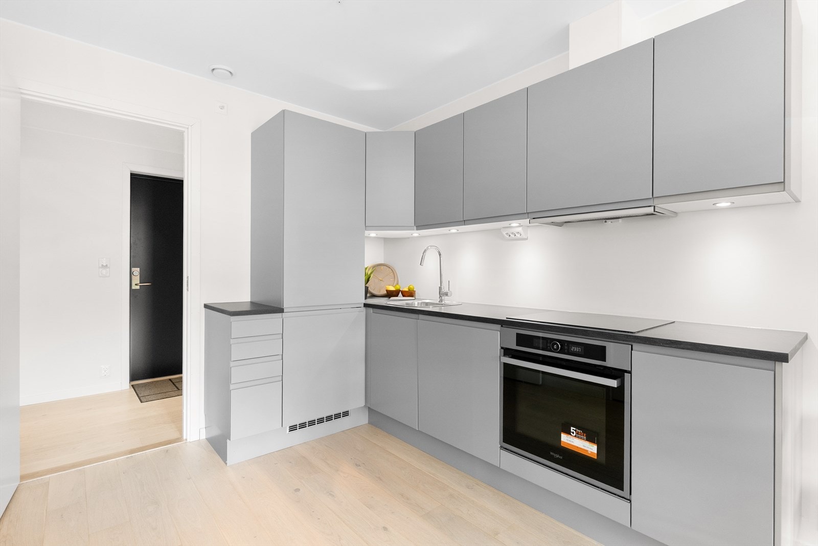 Kjøkkeninnredningen har glatte fronter, laminert benkeplate, vaskekum i stål, nedfelt komfyrtopp, ventilator, stekeovn, oppvaskmaskin og kjøl/frys. Galleribilde