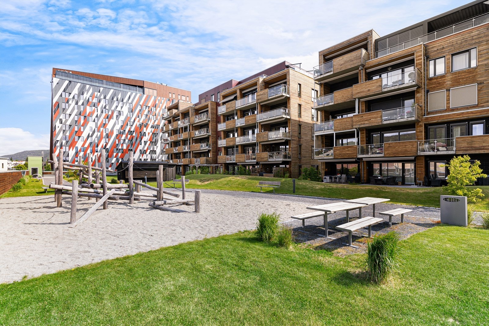 Det er opparbeidet en flott lekeplass for barna på sameiets fellesområder. Galleribilde