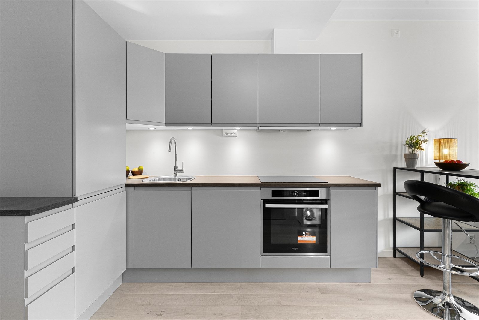 Kjøkkenet er utstyrt med laminert benkeplate, vaskekum i stål, nedfelt komfyrtopp, ventilator, stekeovn, oppvaskmaskin, kjøl/frys. Galleribilde