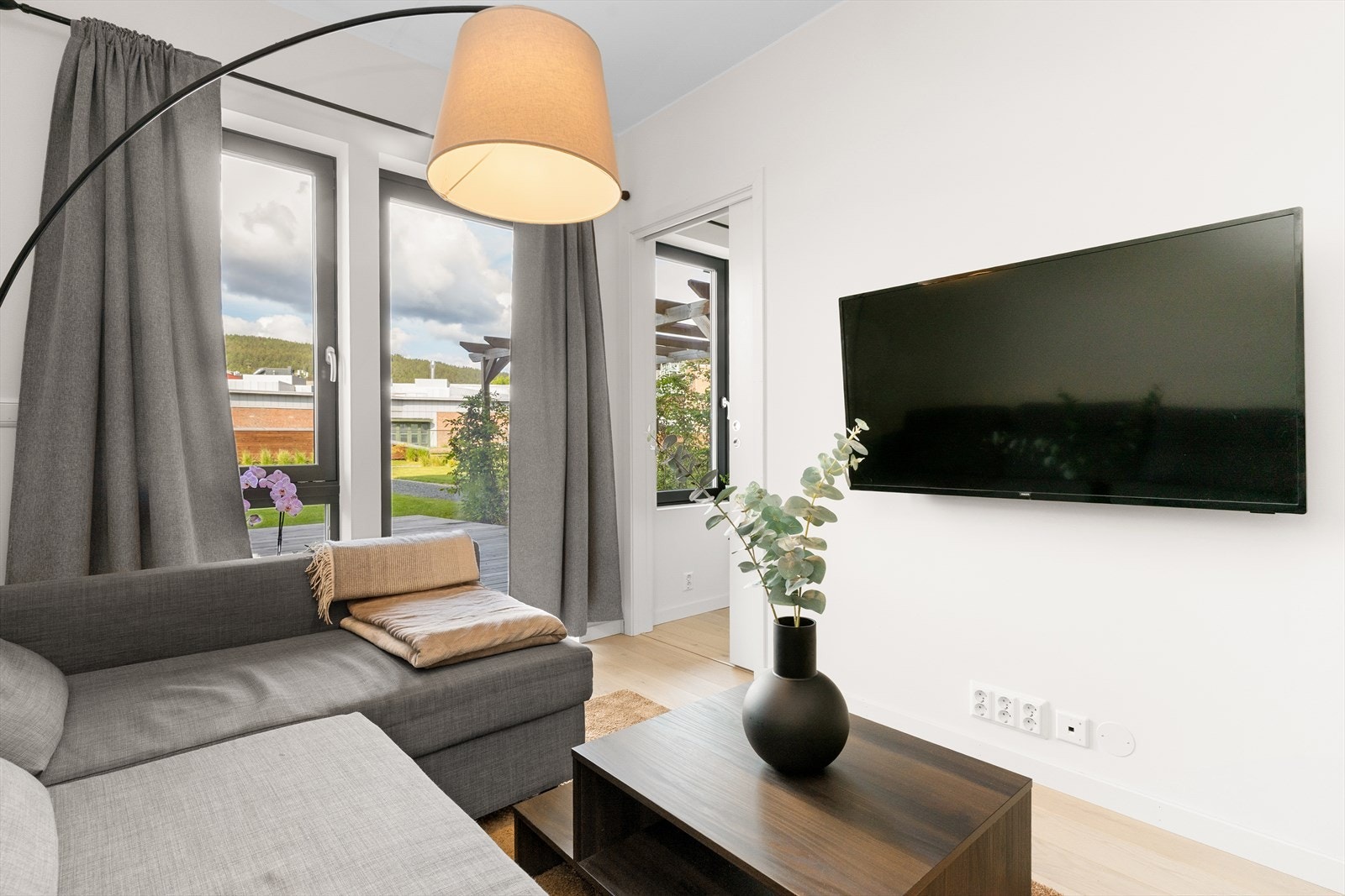 Leiligheten har gulv av 1-stavs eikeparkett, malte plater på vegger og i taket. Galleribilde
