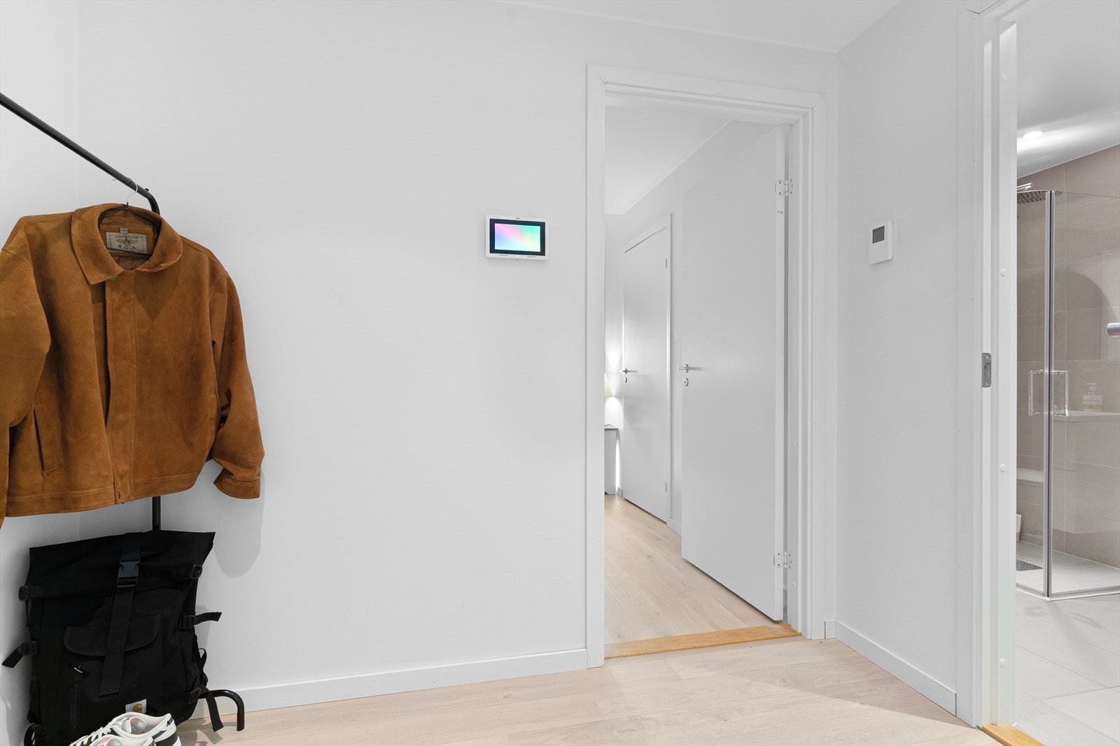 Romslig entré med god plass til å henge fra seg yttertøy. Galleribilde