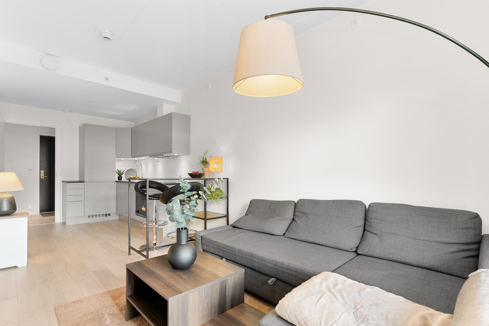 Leiligheten byr på åpen stue - og kjøkkenløsning og fremstår som moderne og meget tiltalende. Galleribilde