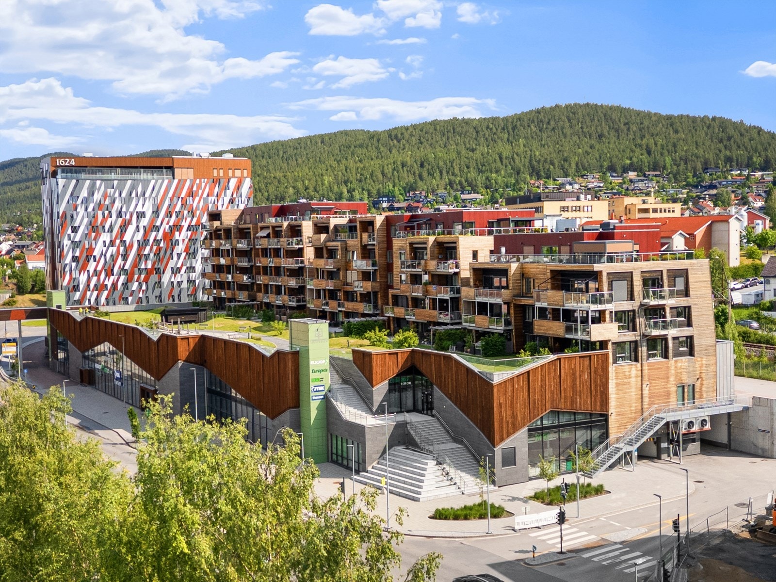 Fra Sølvparken er det kort vei til alt. Hele Stortorvet kjøpesenter med 70 ulike butikker ligger bare noen meter unna. Galleribilde