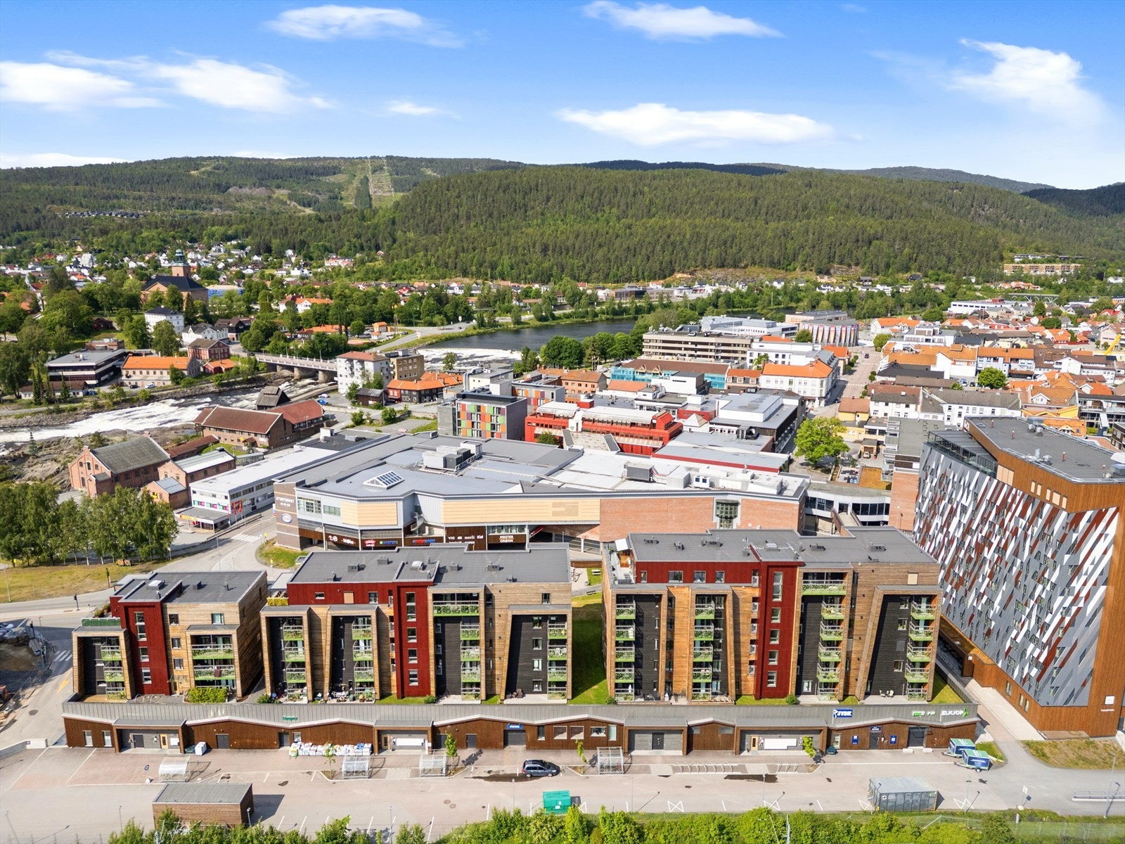 I Kongsberg sentrum finnes også flere grønne lunger der man kan ta en pustepause, omgitt av historiske bygninger, skulpturer, nyte utsikten til Lågen eller bare kikke på byens folk. Galleribilde