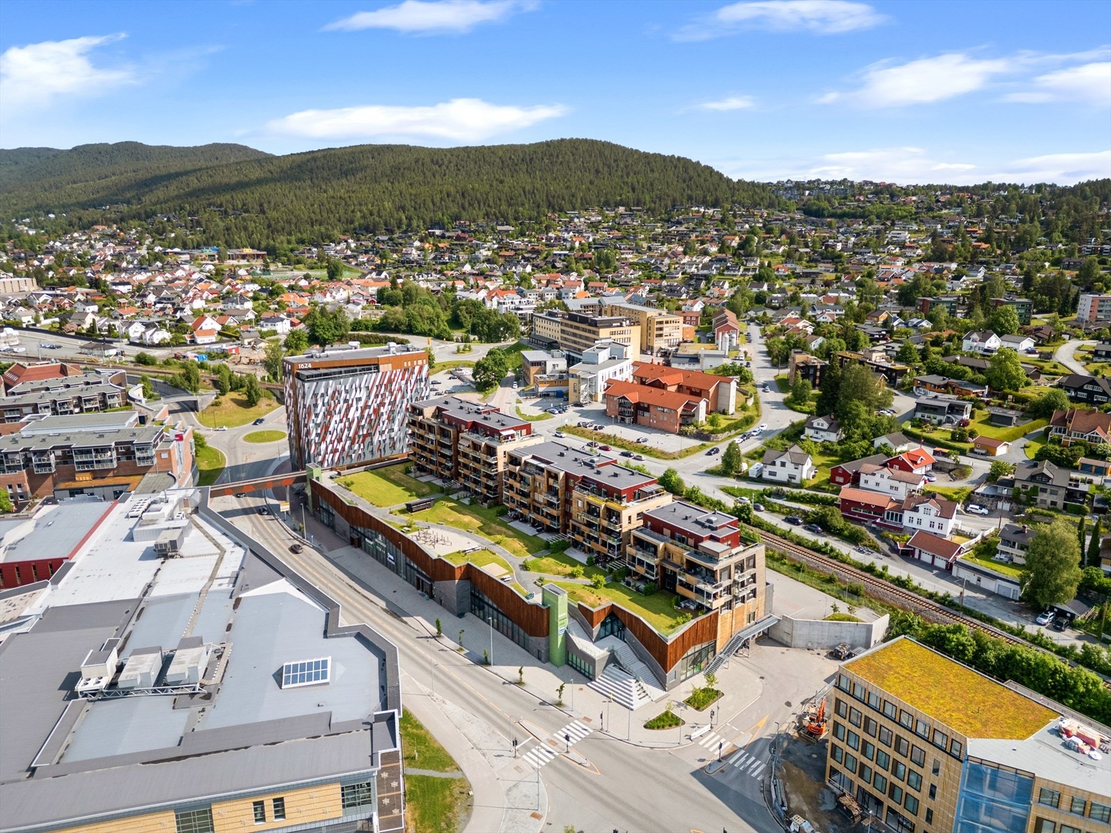 Det er tre minutters gange til togstasjonen, og nærmeste bussholdeplass ligger på nedsiden av parken. Galleribilde