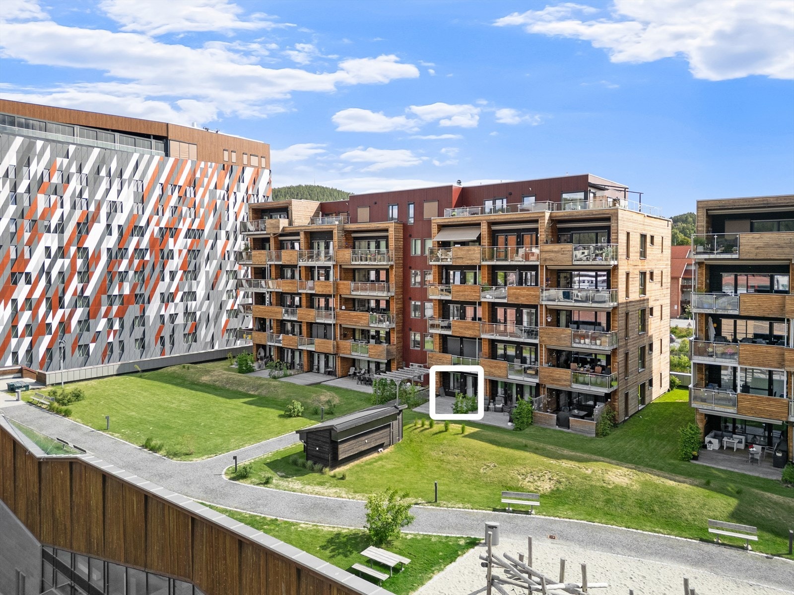 Eiendomsmegler Lars Bredeveien presenterer en moderne og tiltalende selveierleilighet "midt i byen" med parkeringsplass i underjordisk garasjekjeller. Velkommen til Sildetomta 6! Galleribilde